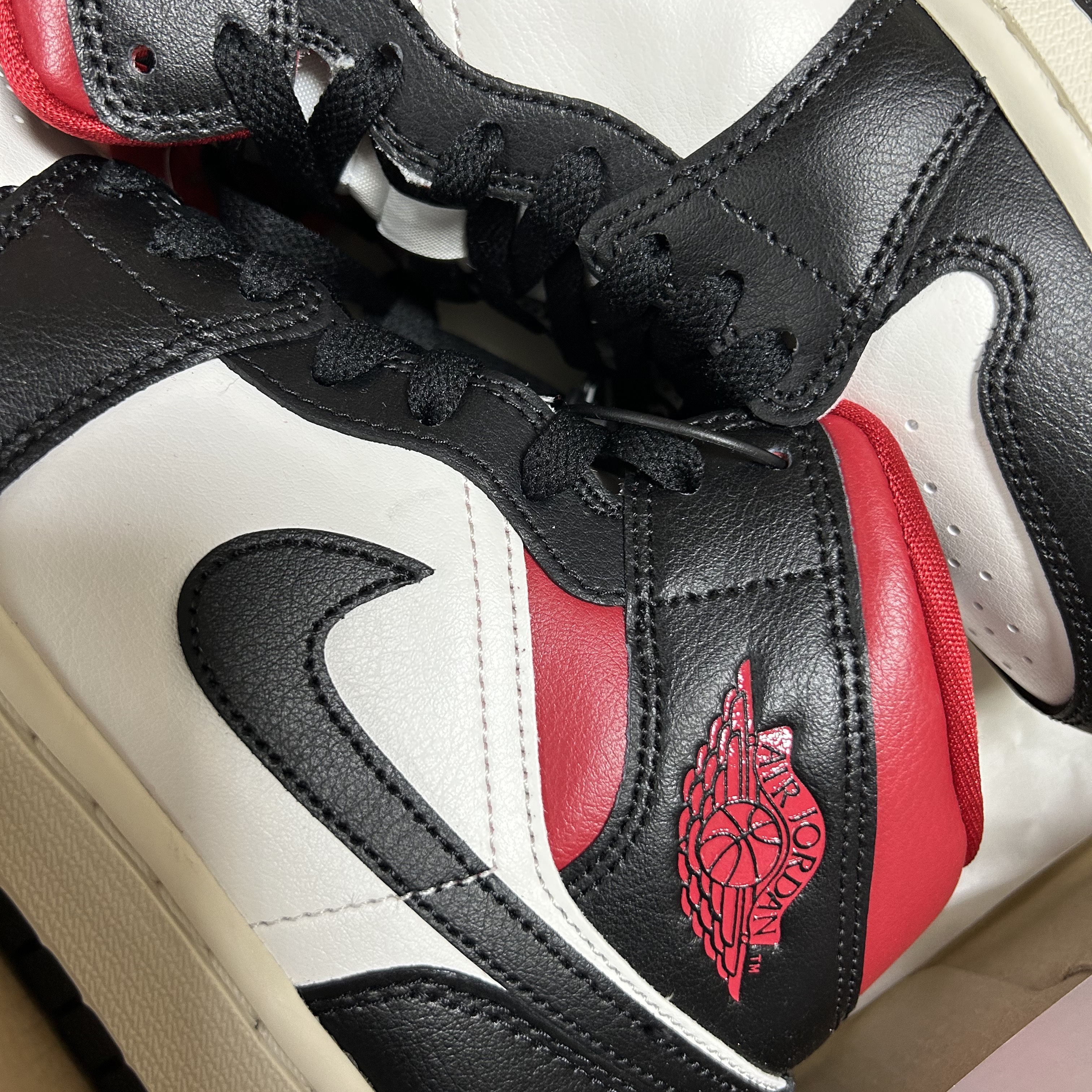 (W) Jordan 1 Mid Black Gym Red 착용 스타일 - 1