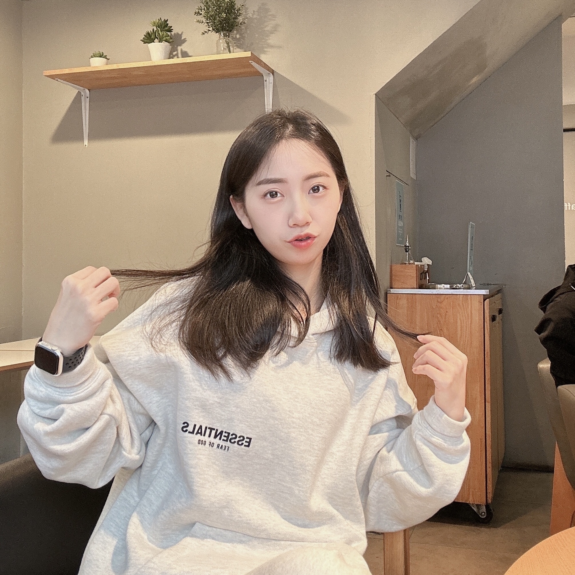 Essentials The Core Collection Hoodie Light Oatmeal 착용 스타일