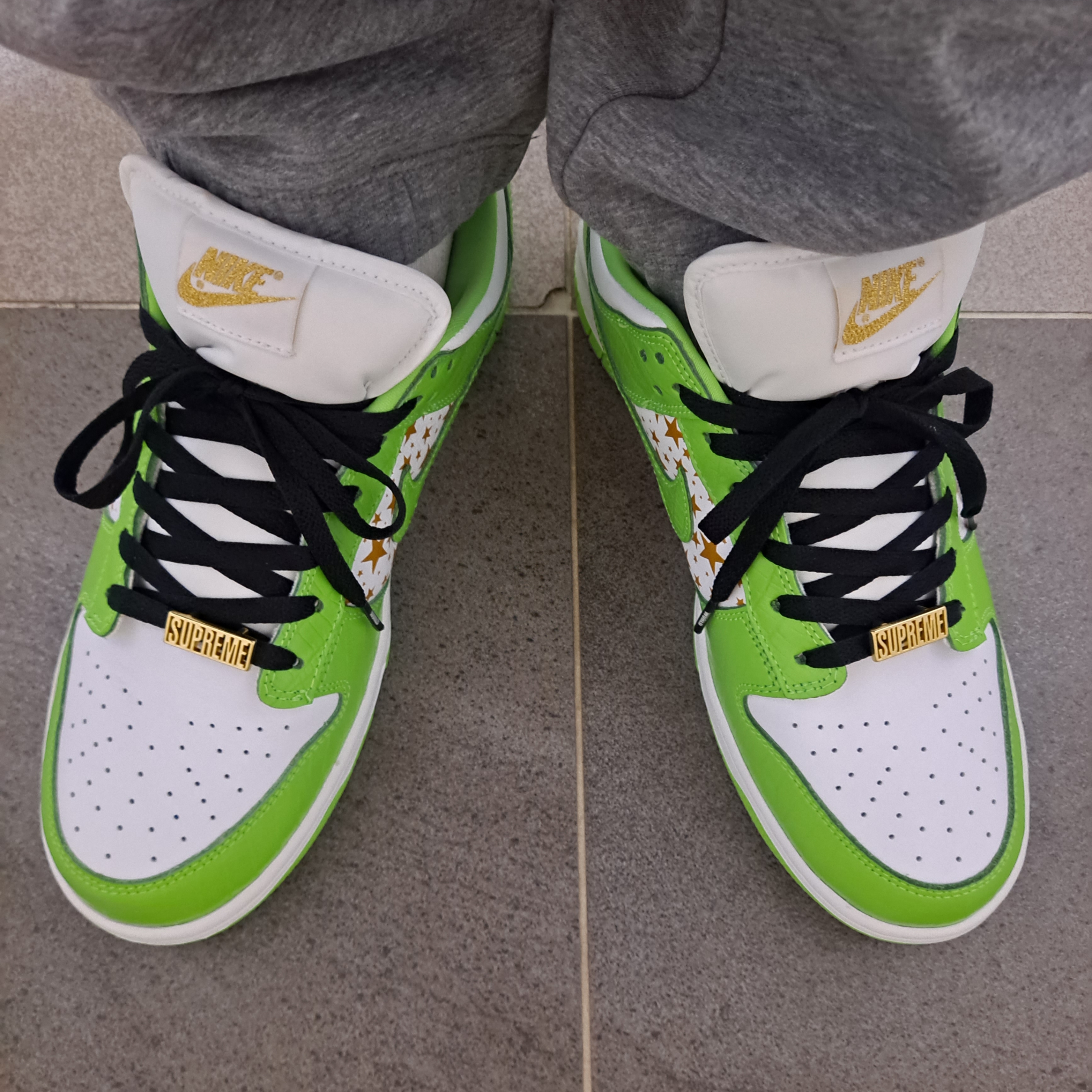 Nike x Supreme SB Dunk Low Mean Green 착용 스타일 - 1