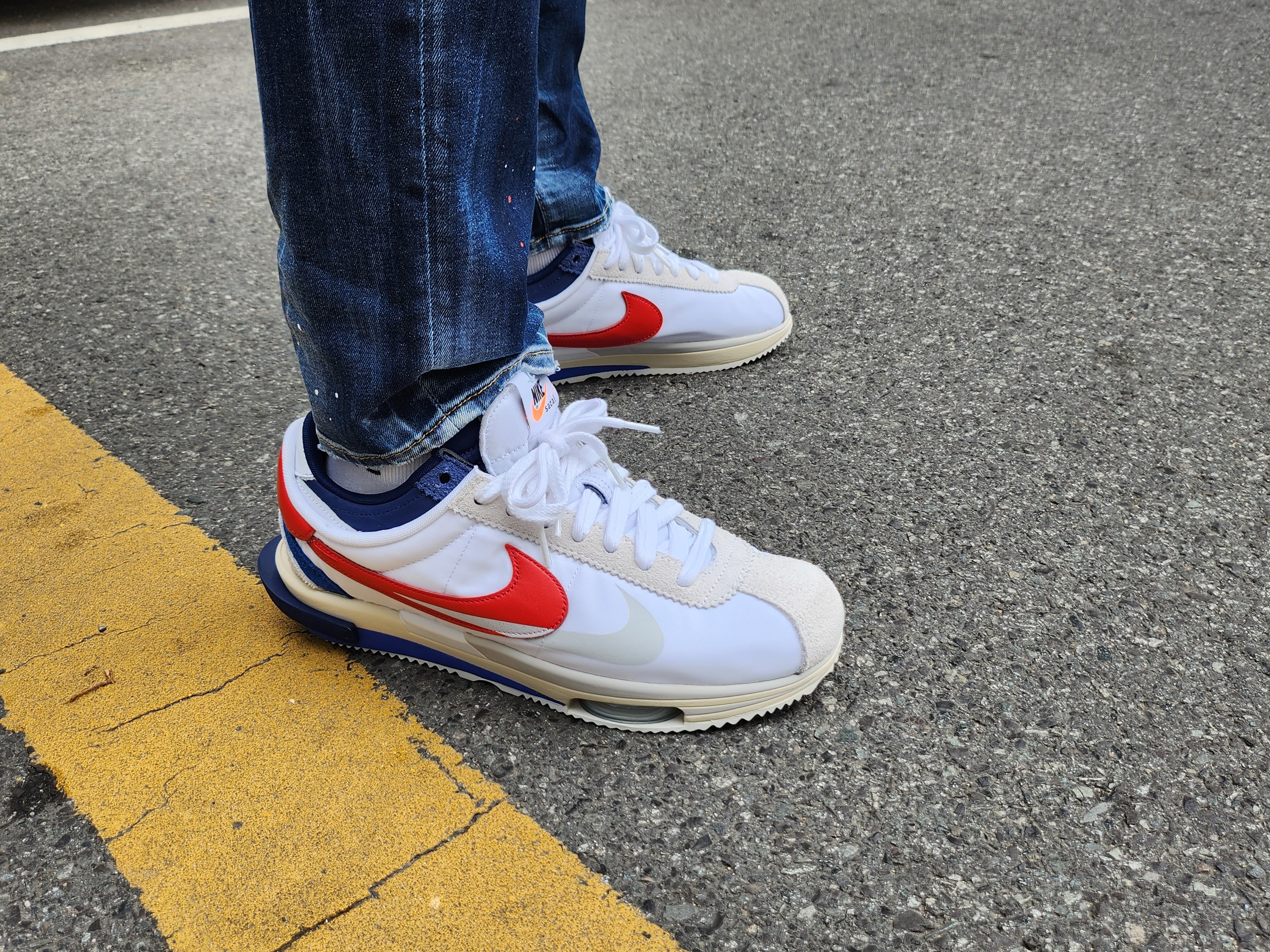 Nike x Sacai Zoom Cortez SP White and University Red 착용 스타일 - 1