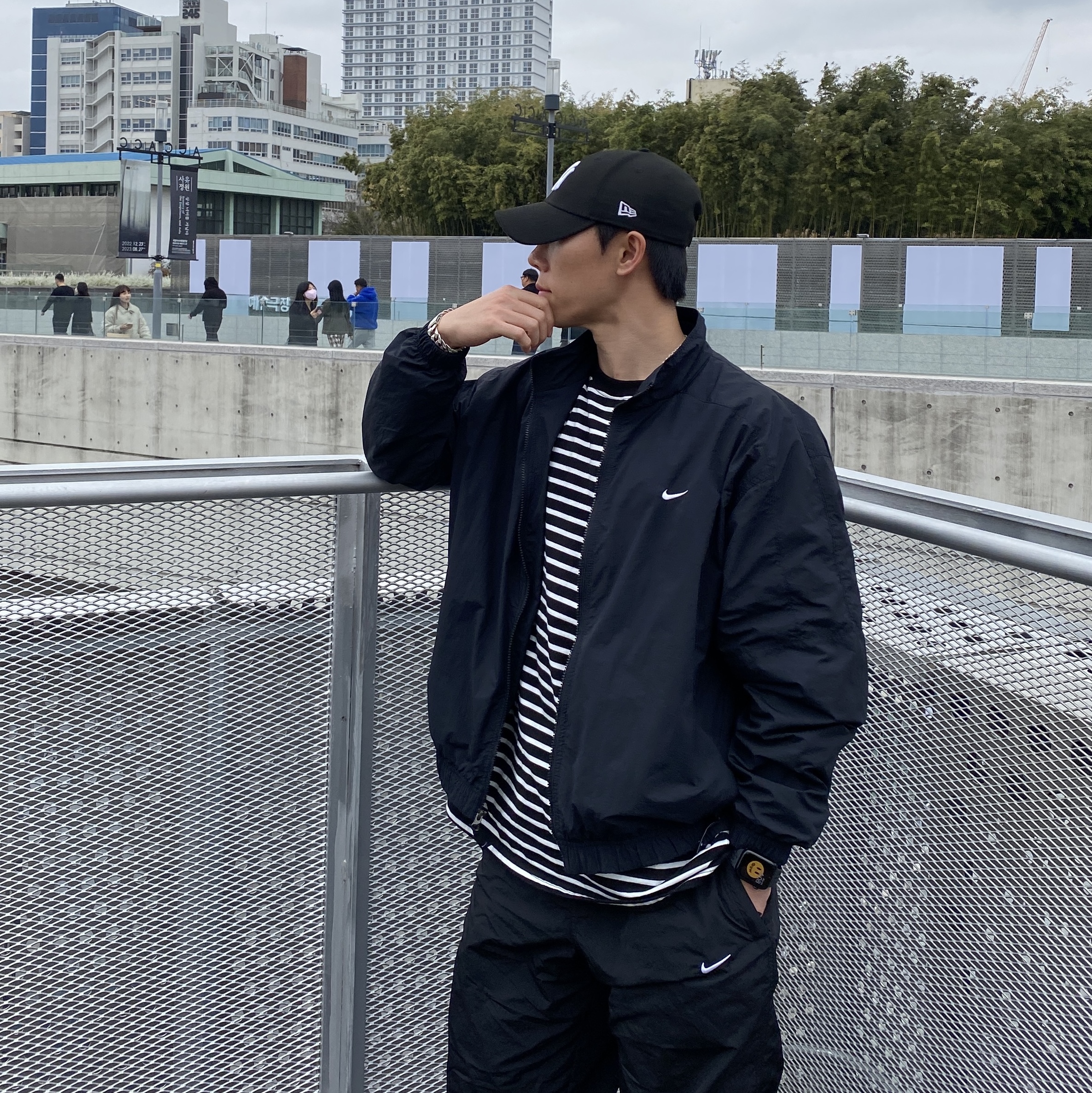 Jordan 1 High 85 Black White, Nike NRG Solo Swoosh Woven Track Jacket Black - Asia 착용 스타일 - 3