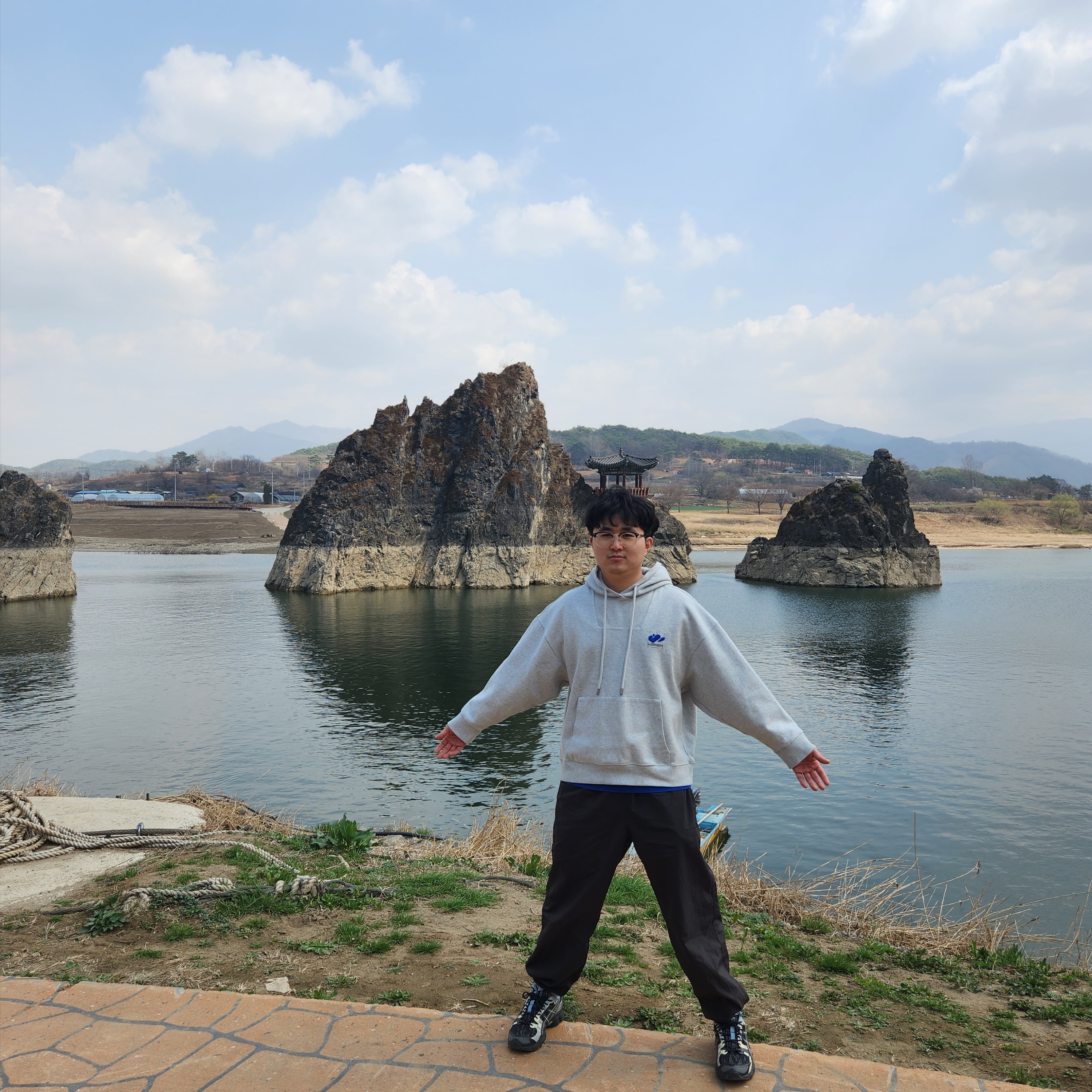 Zara x Ader Error Embroidery Hooded Sweatshirt Grey 착용 스타일