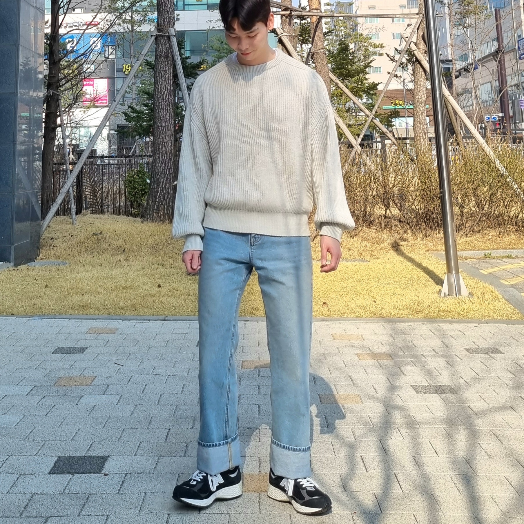 New Balance 2002R Premium Vintage Black 착용 스타일