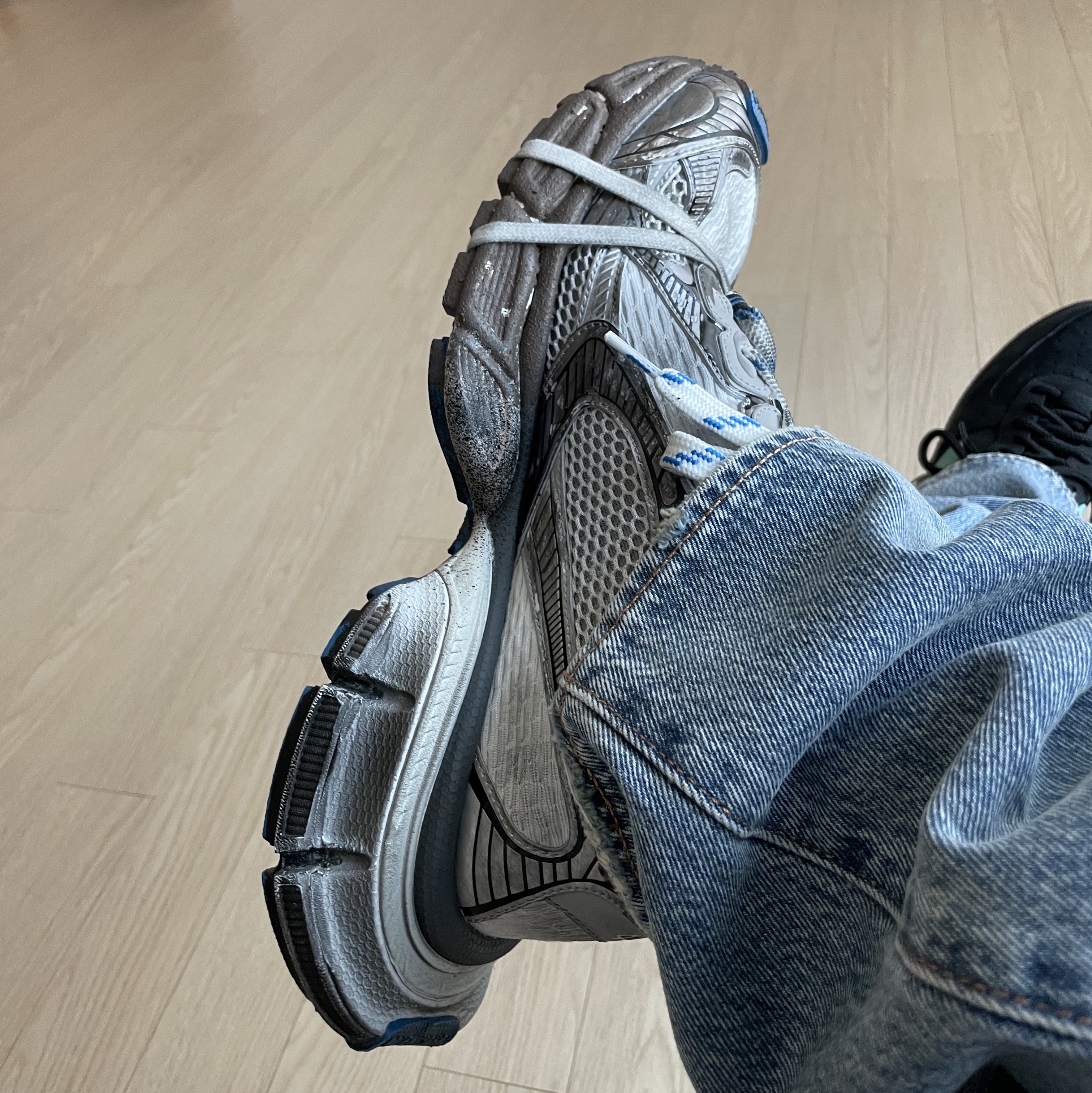 Nike x Tiffany & Co. Air Force 1 Low SP 1837, Balenciaga 3XL Sneakers Worn Out Grey White Blue 착용 스타일 - 2