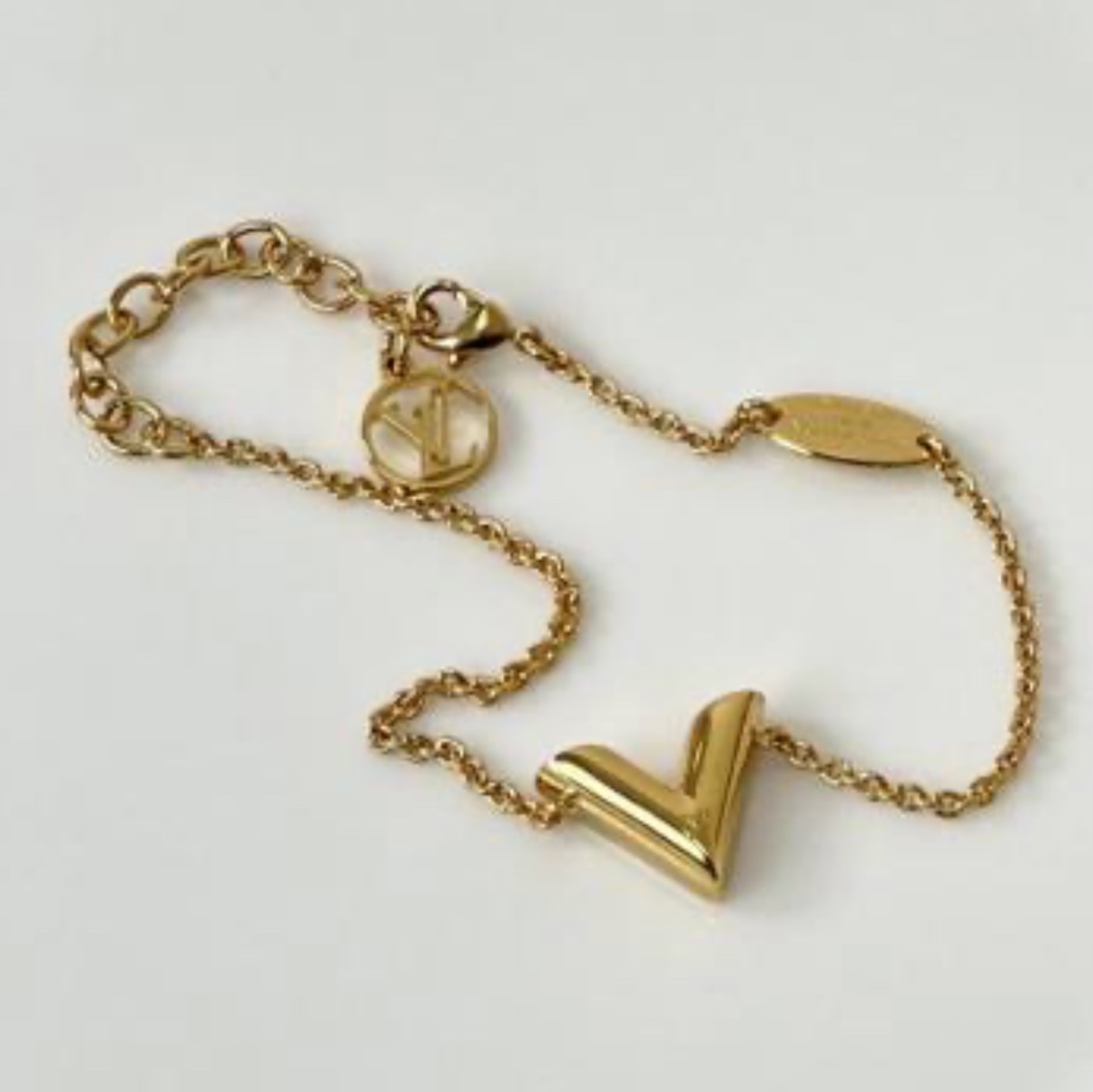 (W) Louis Vuitton Essential V Bracelet Gold 착용 스타일