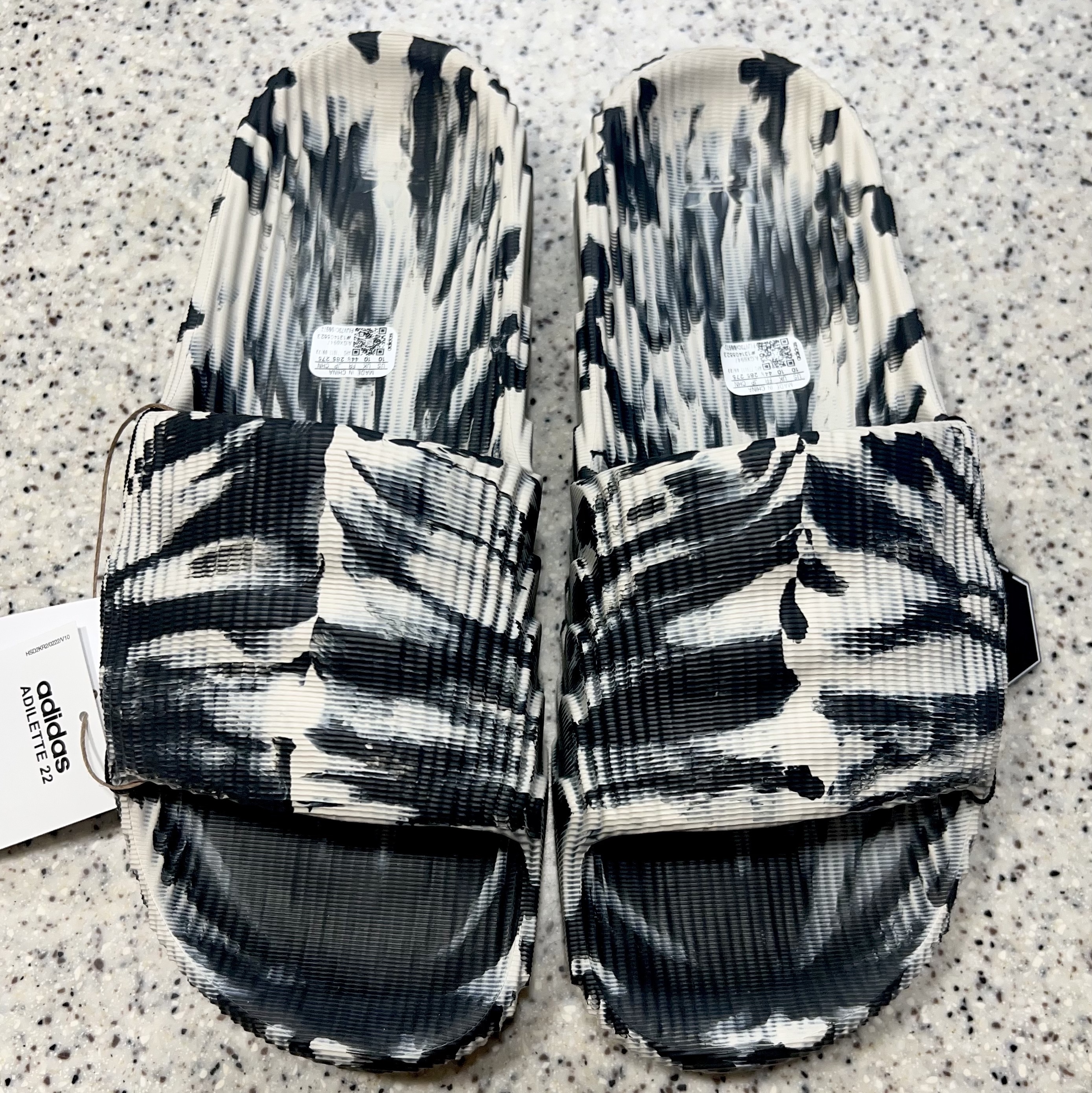 Adidas Adilette 22 Carbon Aluminium 착용 스타일