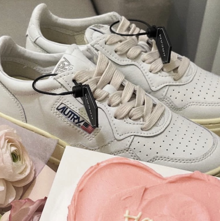 (W) Autry Medalist Low Leather Sneakers White 착용 스타일