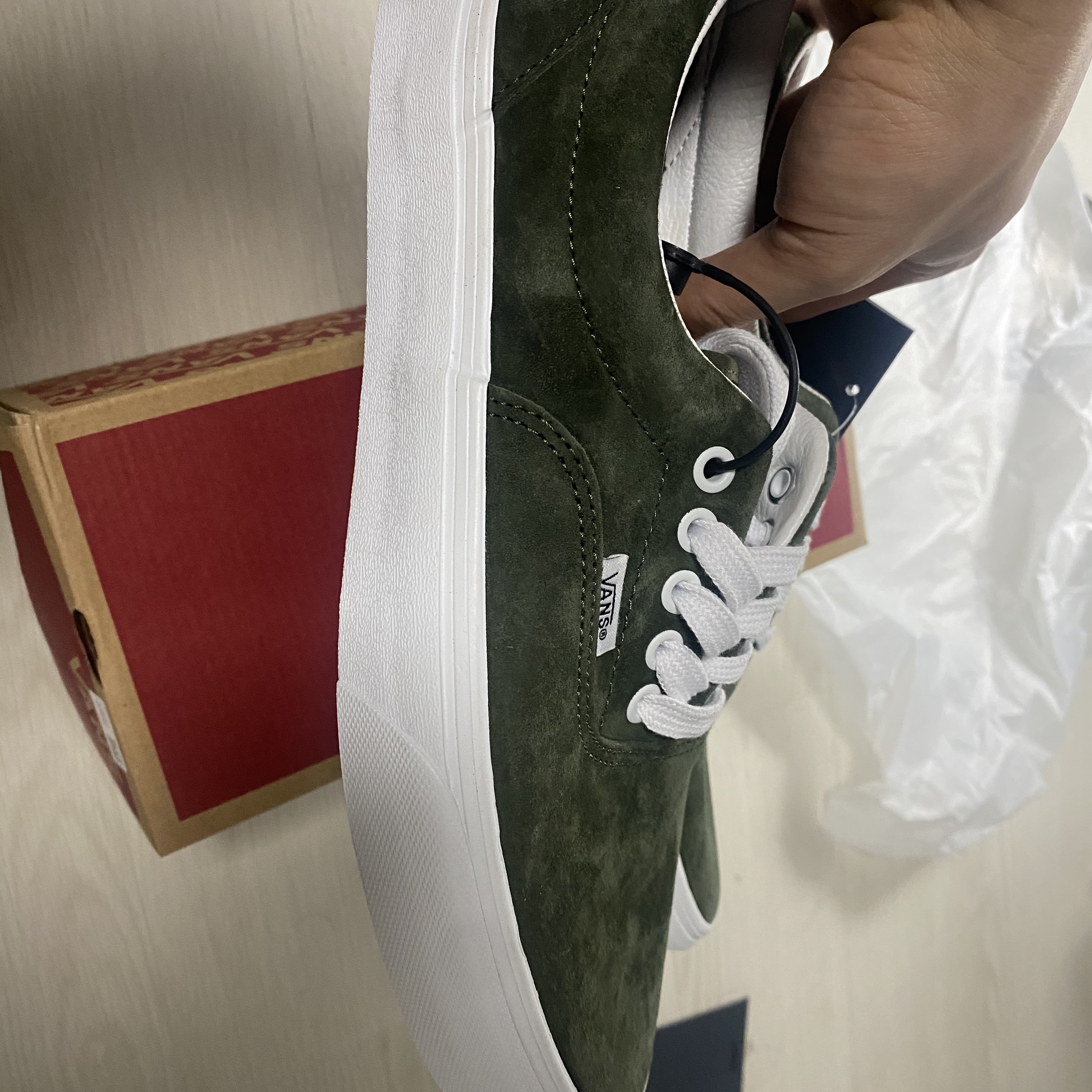 Vans Era Pig Suede Khaki 착용 스타일 - 3