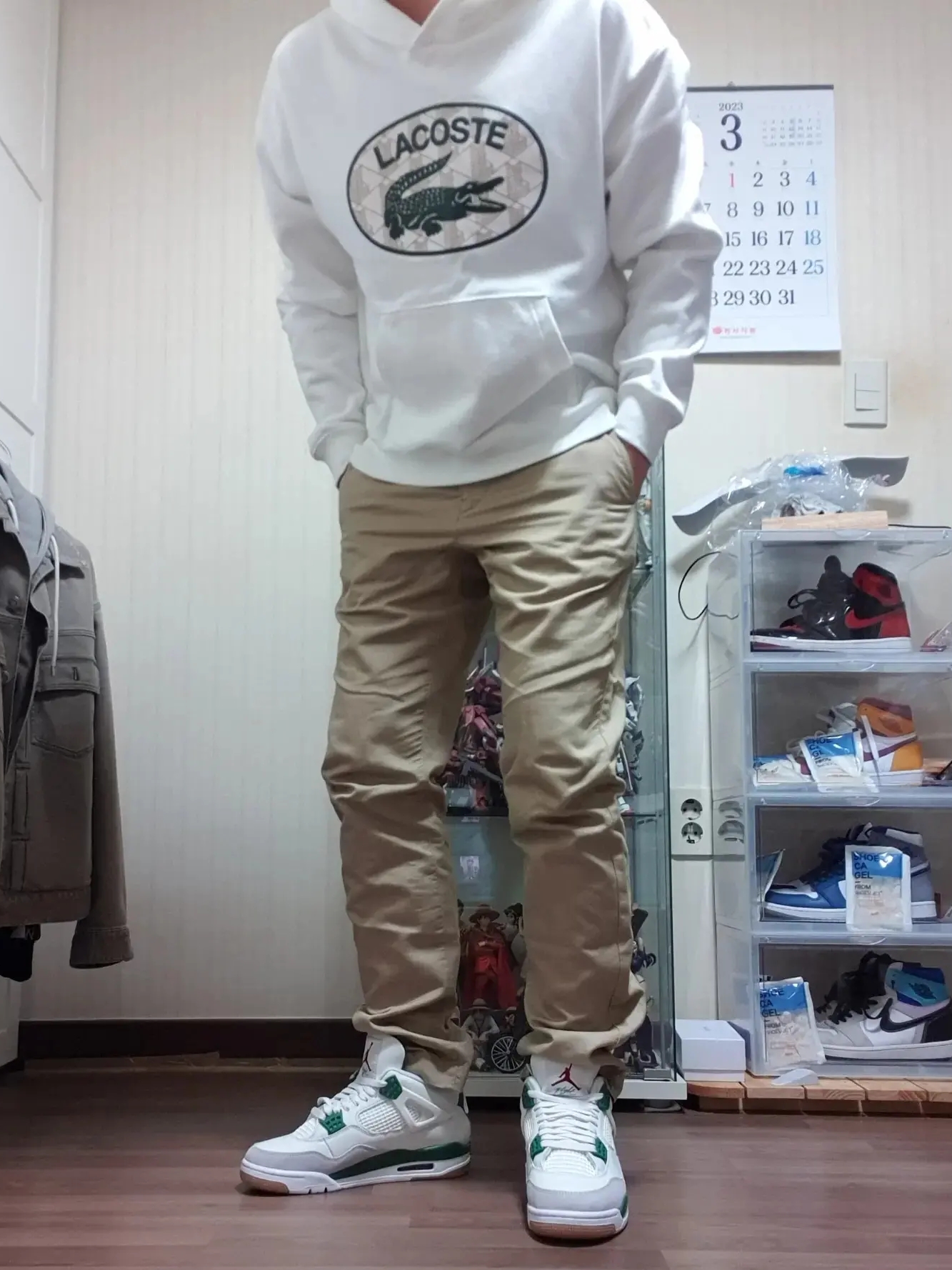 Jordan 4 x Nike SB Retro SP Pine Green, Jordan 1 Retro High OG University Gold Light Bordeaux 착용 스타일 - 3