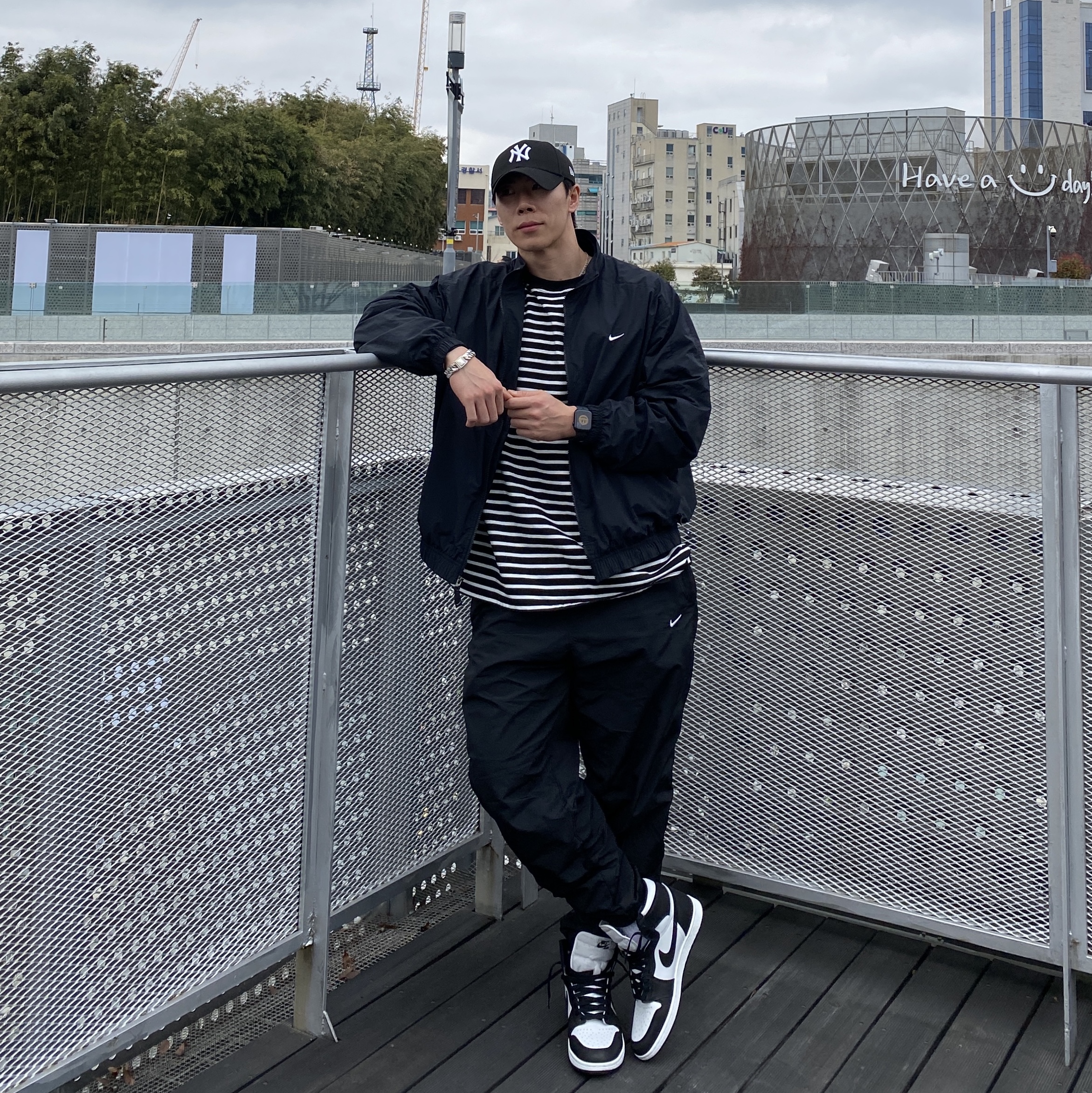 Jordan 1 High 85 Black White, Nike NRG Solo Swoosh Woven Track Jacket Black - Asia 착용 스타일 - 1