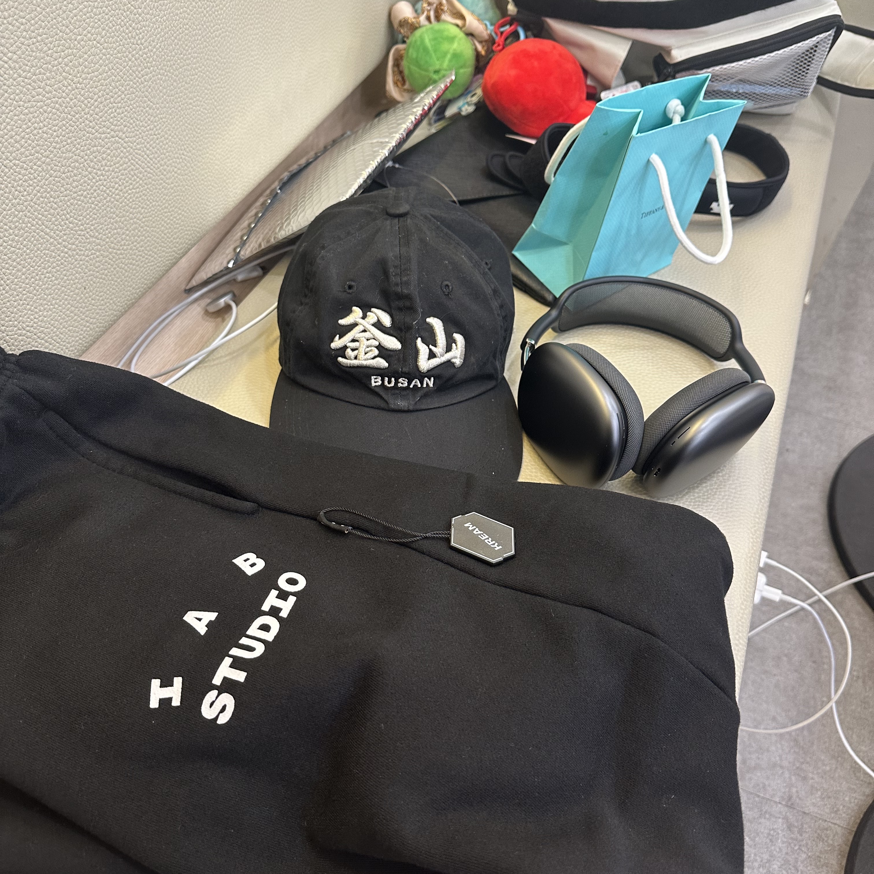 IAB Studio Sweatpants Black White - 23SS, Darkr8m Studio Busan Silver Logo Cap 착용 스타일