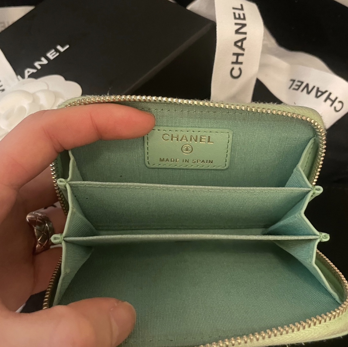 Chanel 19 Zipped Coin Purse Lambskin & Gold Black 착용 스타일 - 3