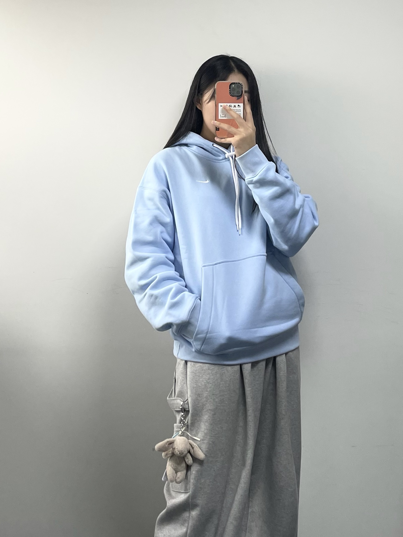 Nike M NRG Hoodie Psychic Blue, Jellycat Bashful Bunny Bag Charm Beige 착용 스타일 - 2