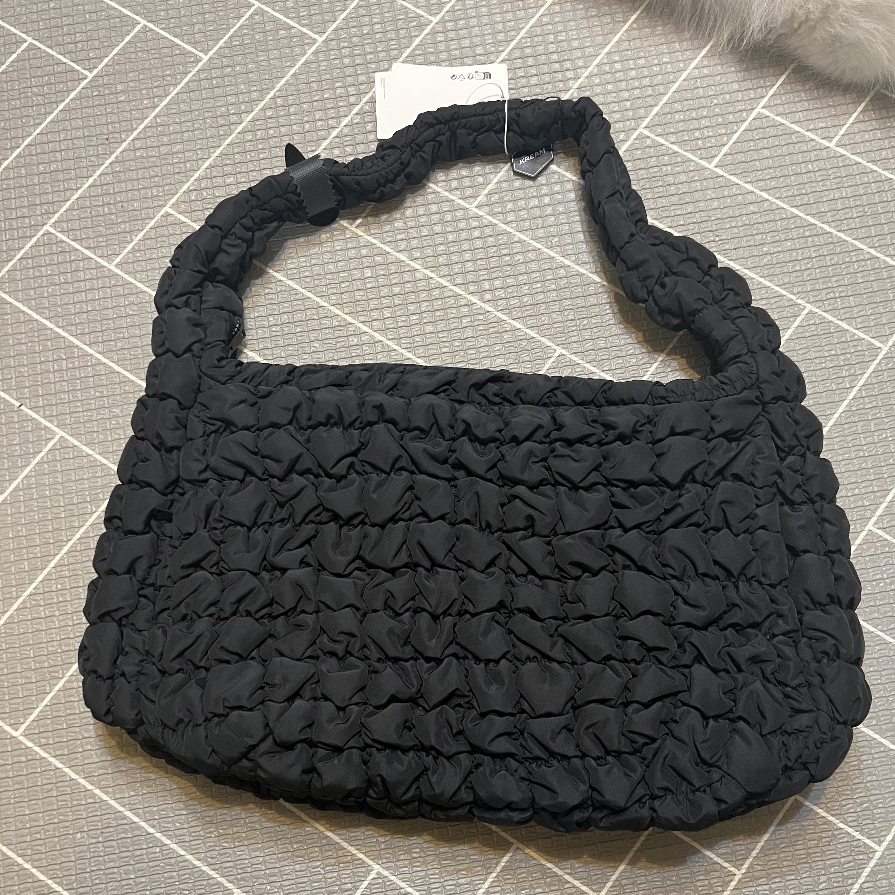 COS Quilted Oversized Shoulder Bag Black 착용 스타일 - 1