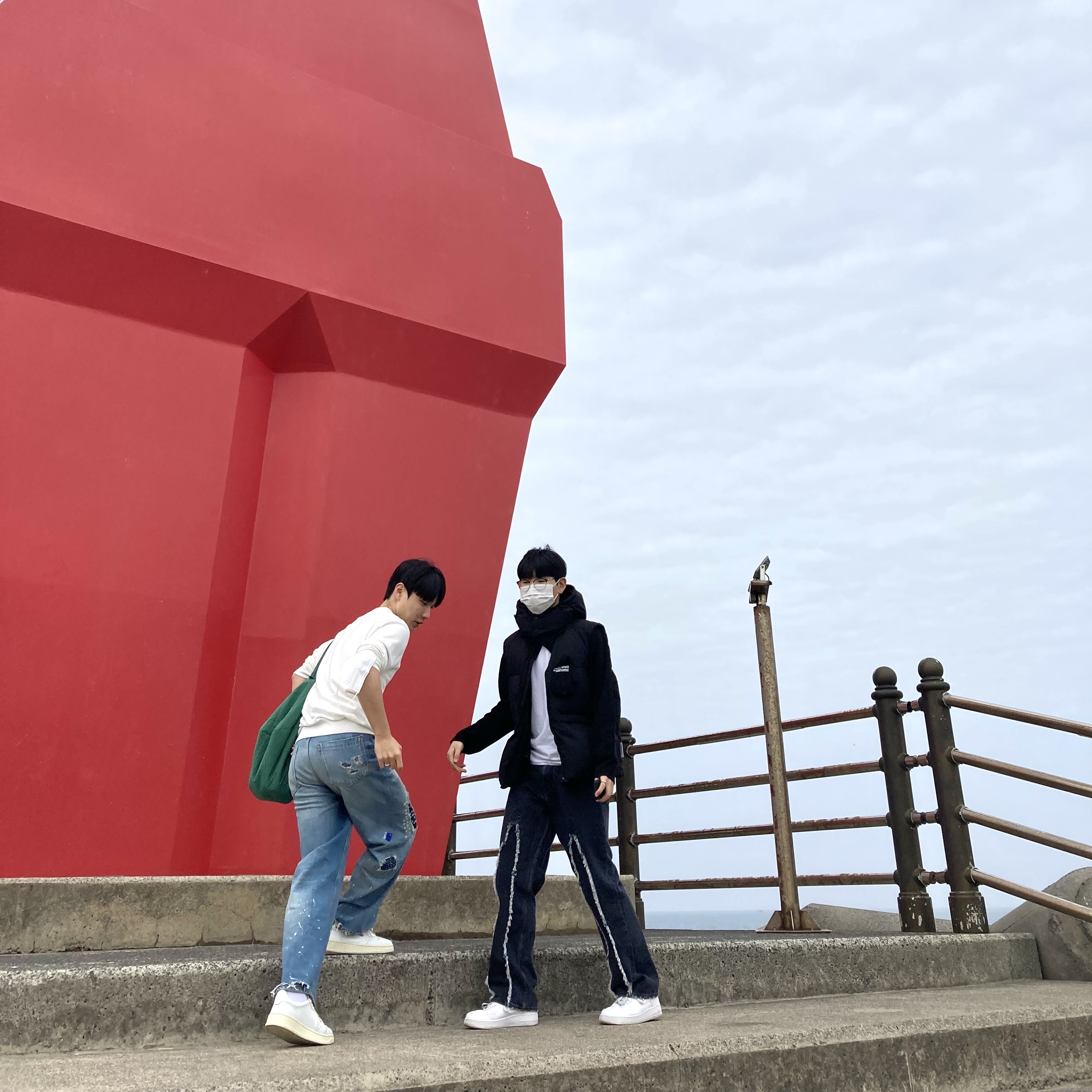 Our Legacy Third Cut Slash Denim Black, Autry Medalist Low Leather Sneakers White 착용 스타일 - 1