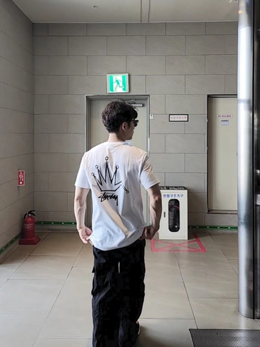 Stussy Broken Crown T-Shirt White, Nike x Off-White Dunk Low University Gold Midnight Navy 착용 스타일 - 1