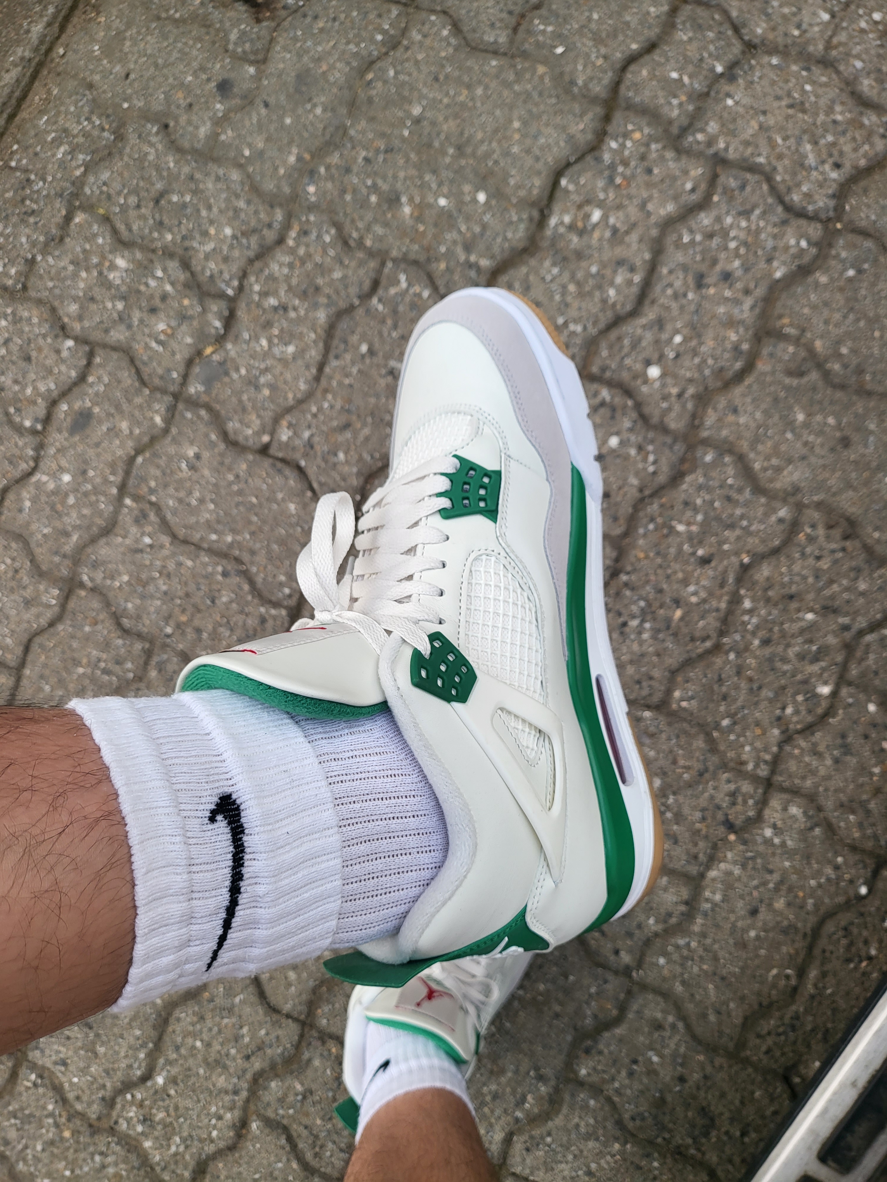 Jordan 4 x Nike SB Retro SP Pine Green 착용 스타일 - 4