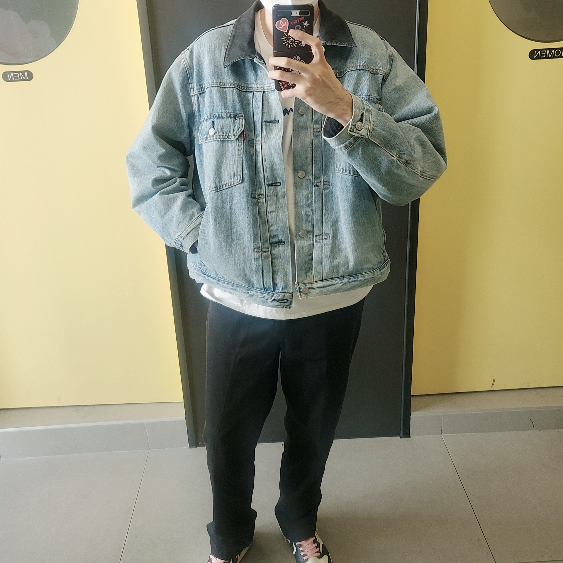 Stussy x Levi's Embossed Trucker Jacket Indigo, Jordan 1 x Travis Scott x Fragment Retro Low OG SP Military Blue 착용 스타일 - 3