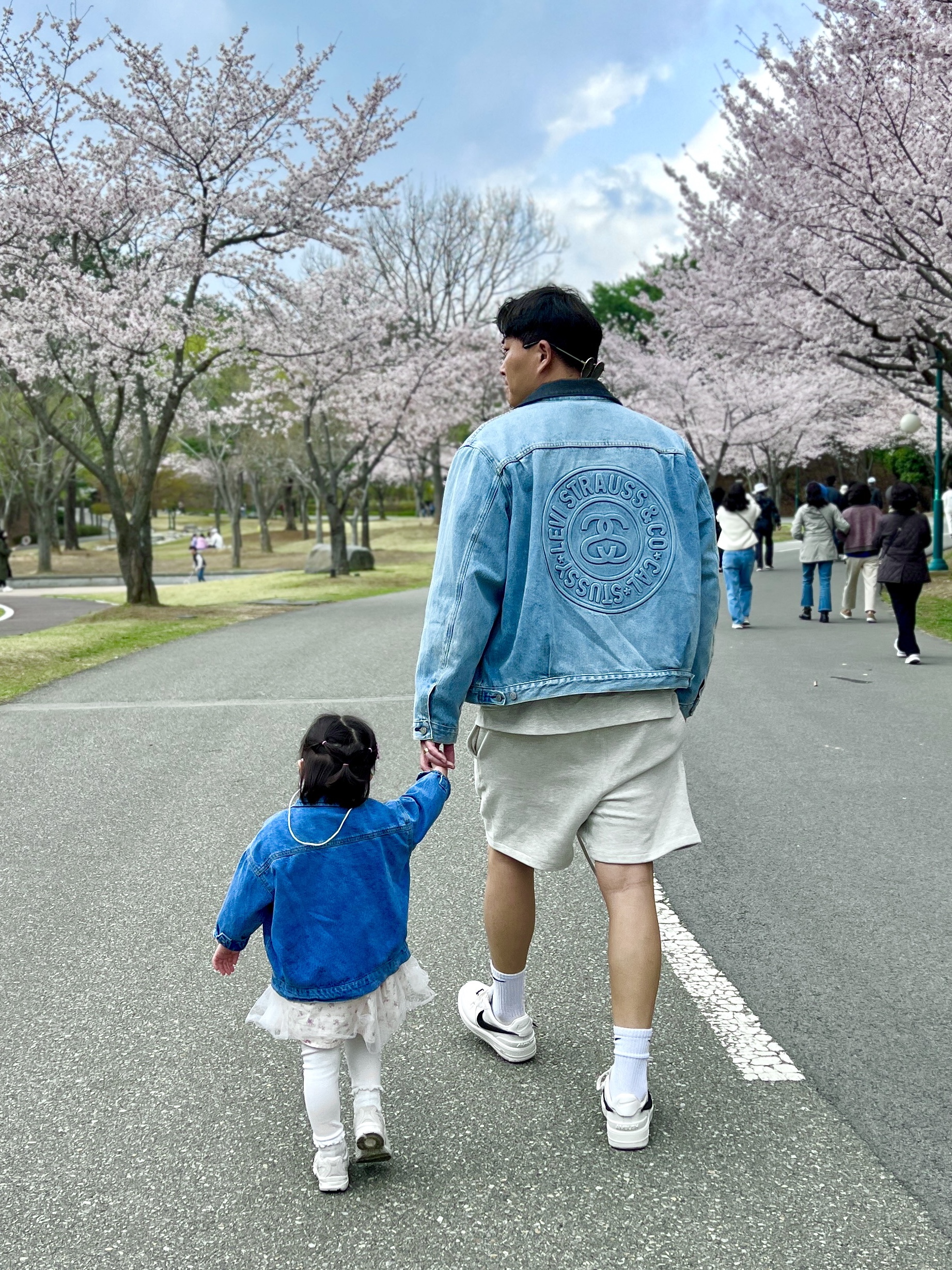 Stussy x Levi's Embossed Trucker Jacket Indigo, Essentials The Core Collection T-Shirt Light Oatmeal 착용 스타일 - 1