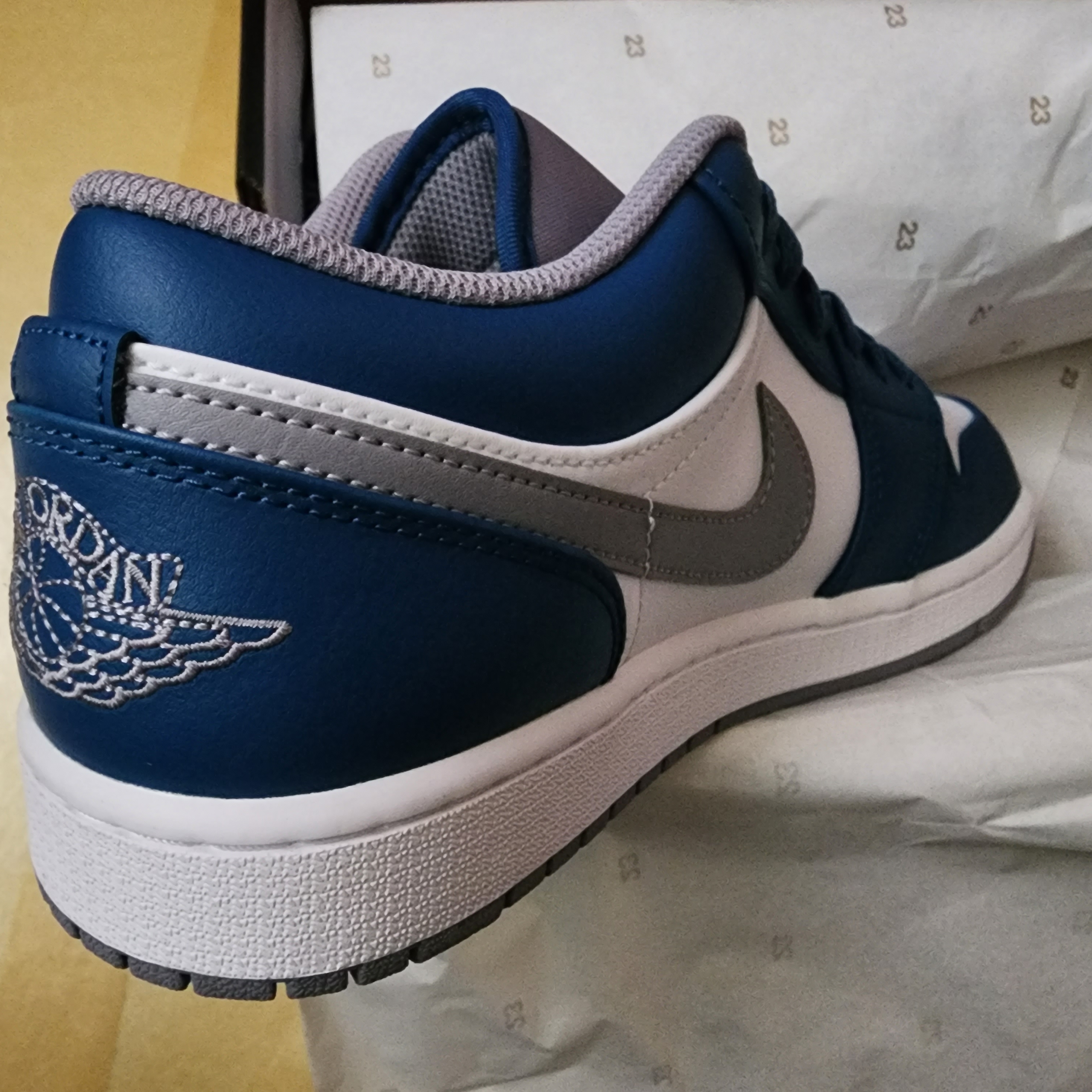 Jordan 1 Low True Blue Cement Grey 착용 스타일 - 3