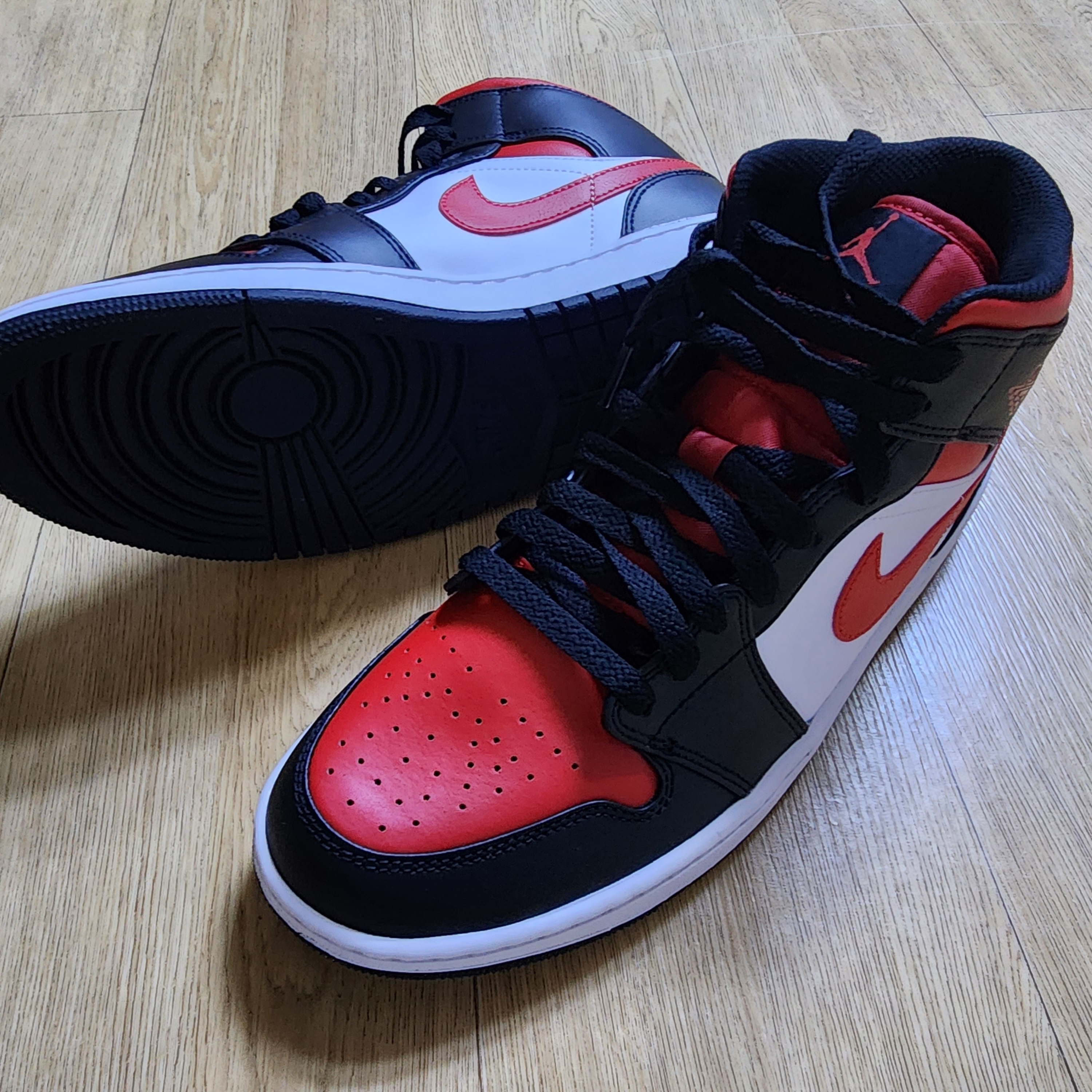 Jordan 1 Mid Black Fire Red 착용 스타일 - 1