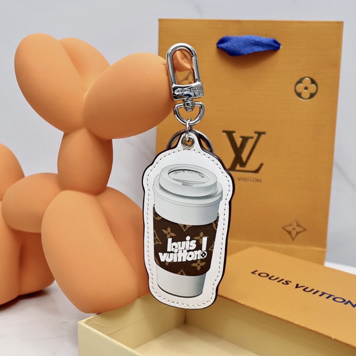 Louis Vuitton Everyday LV Cup Bag Charm and Key Holder Blue 착용 스타일