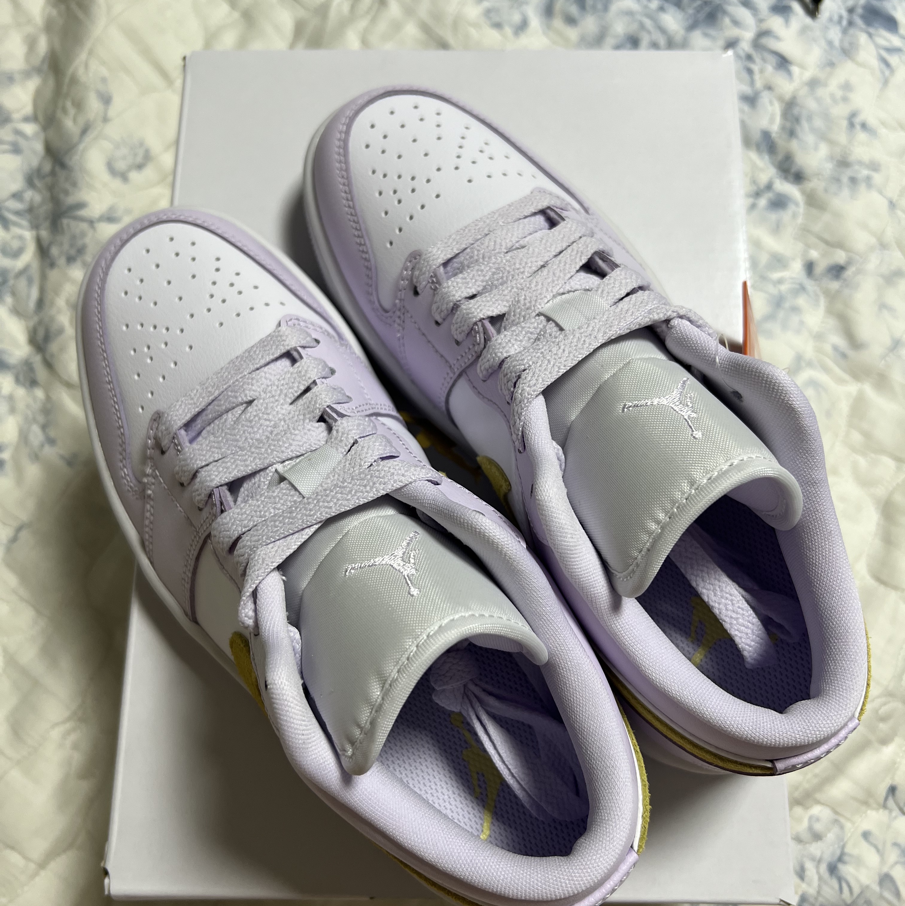 (W) Jordan 1 Low Barely Grape Lemon Wash 착용 스타일 - 1