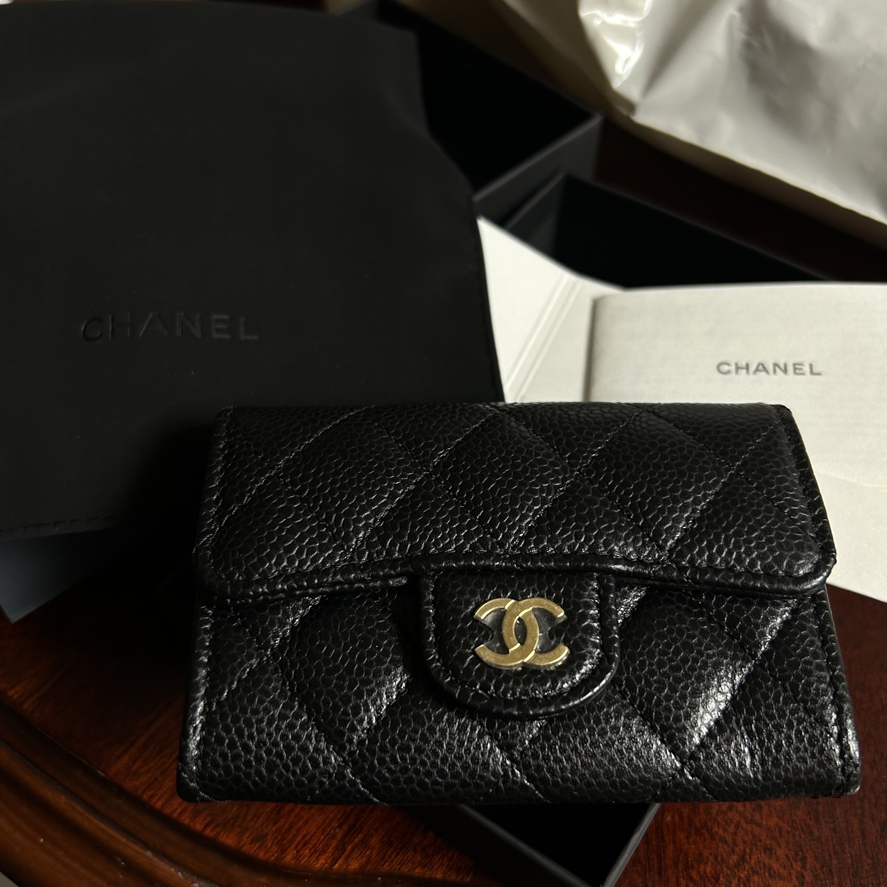 Chanel Classic Card Holder Grained Calfskin & Gold Black 착용 스타일
