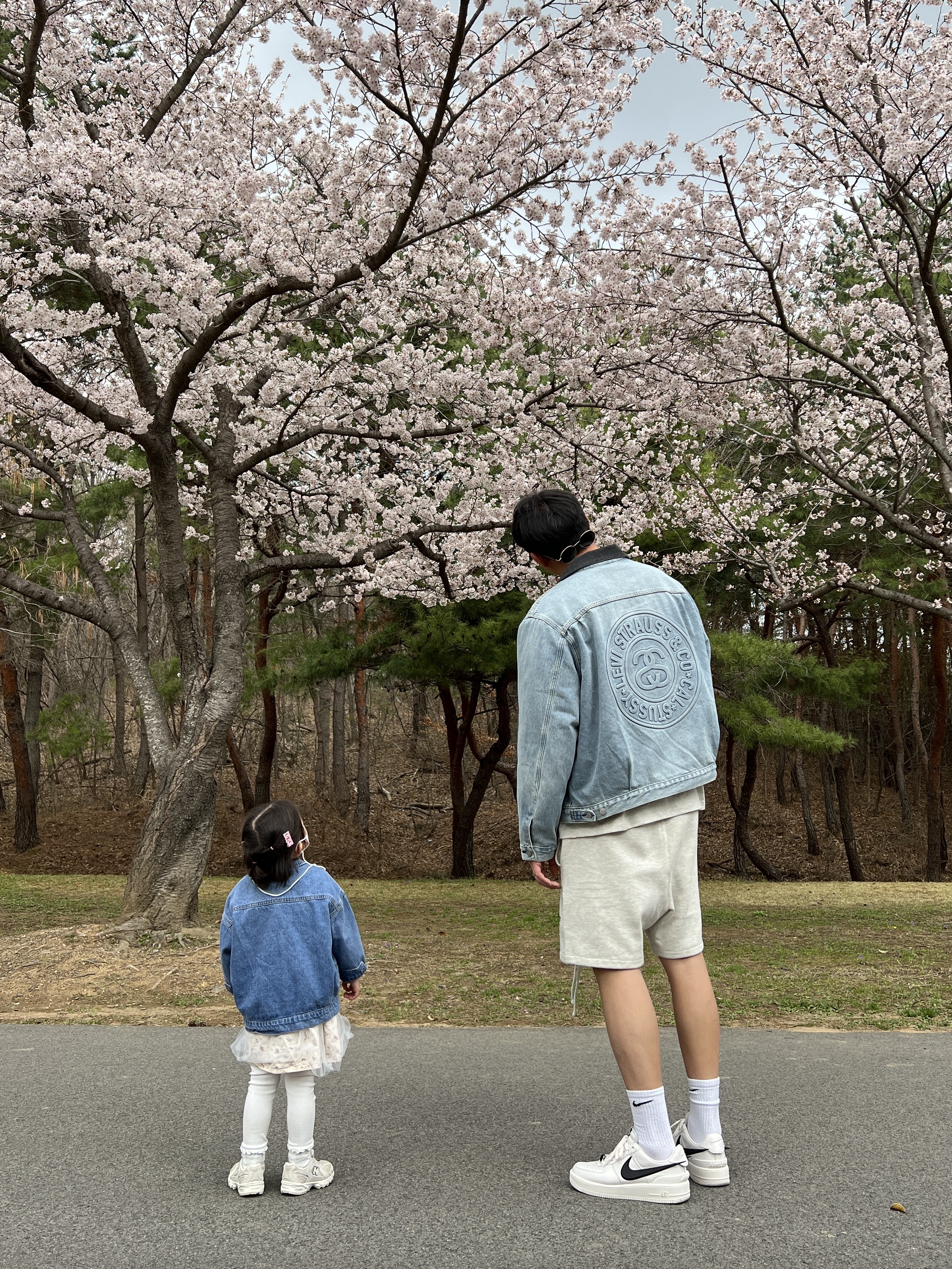 Stussy x Levi's Embossed Trucker Jacket Indigo, Essentials The Core Collection T-Shirt Light Oatmeal 착용 스타일 - 2
