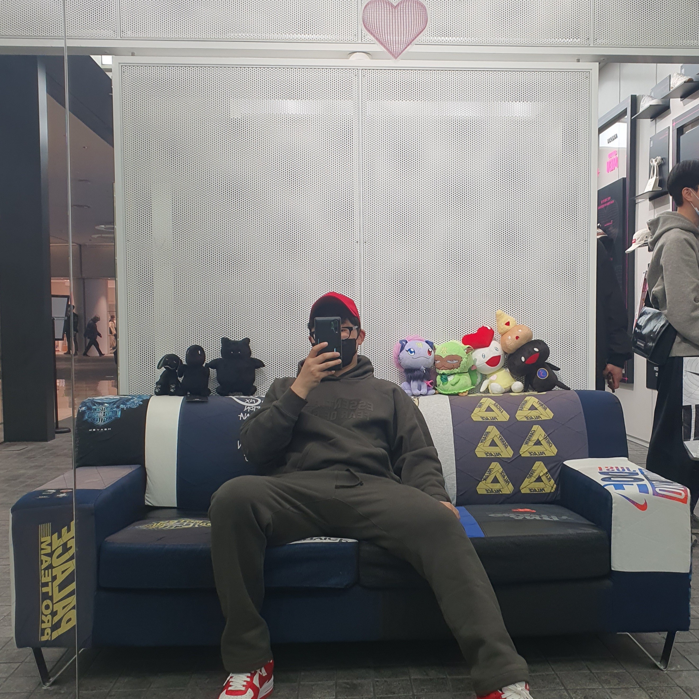 Essentials Hoodie Off Black - 23SS, Louis Vuitton x Nike Air Force 1 Low by Virgil Abloh White Comet Red 착용 스타일 - 1