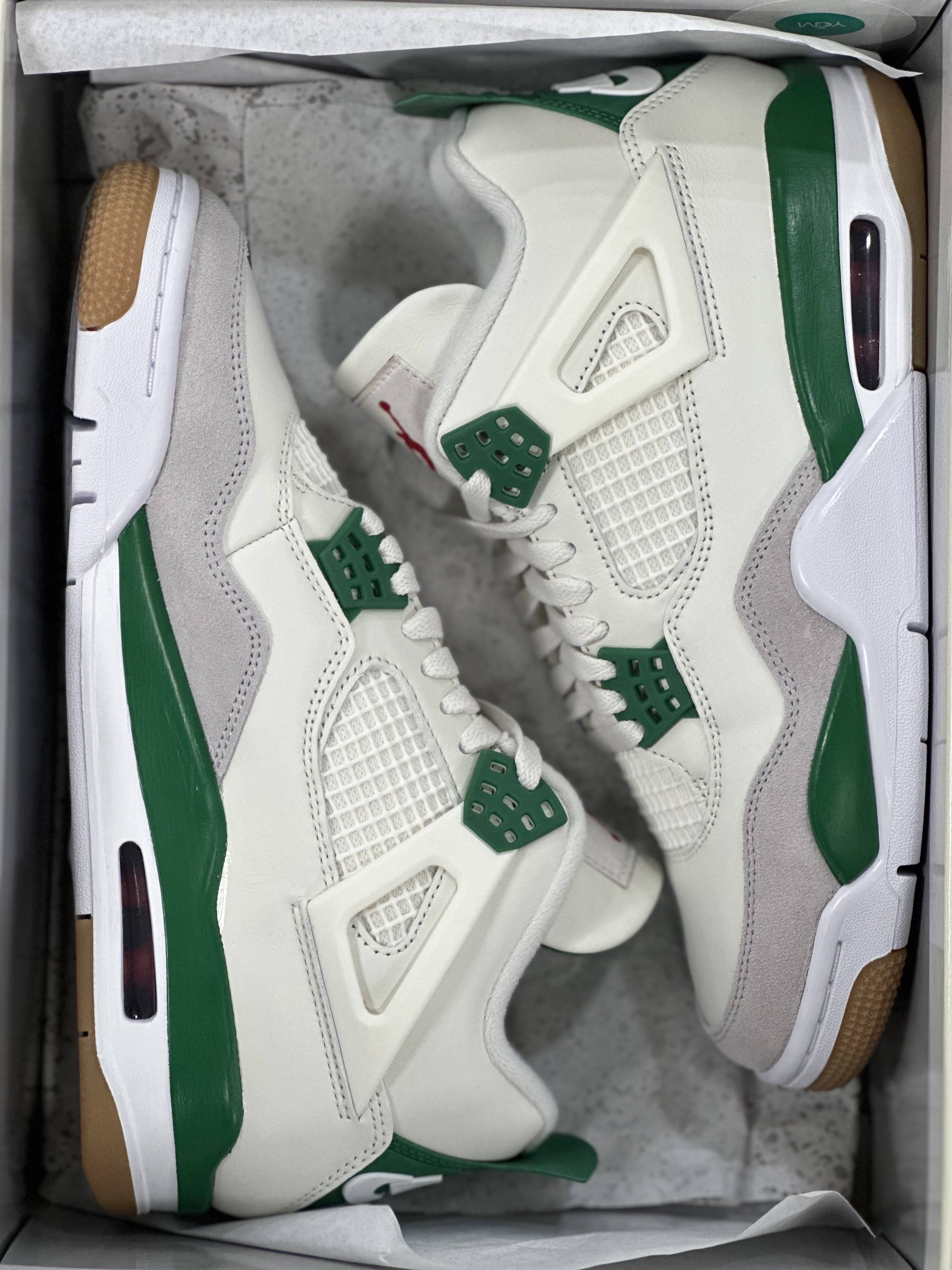Jordan 4 x Nike SB Retro SP Pine Green 착용 스타일 - 1