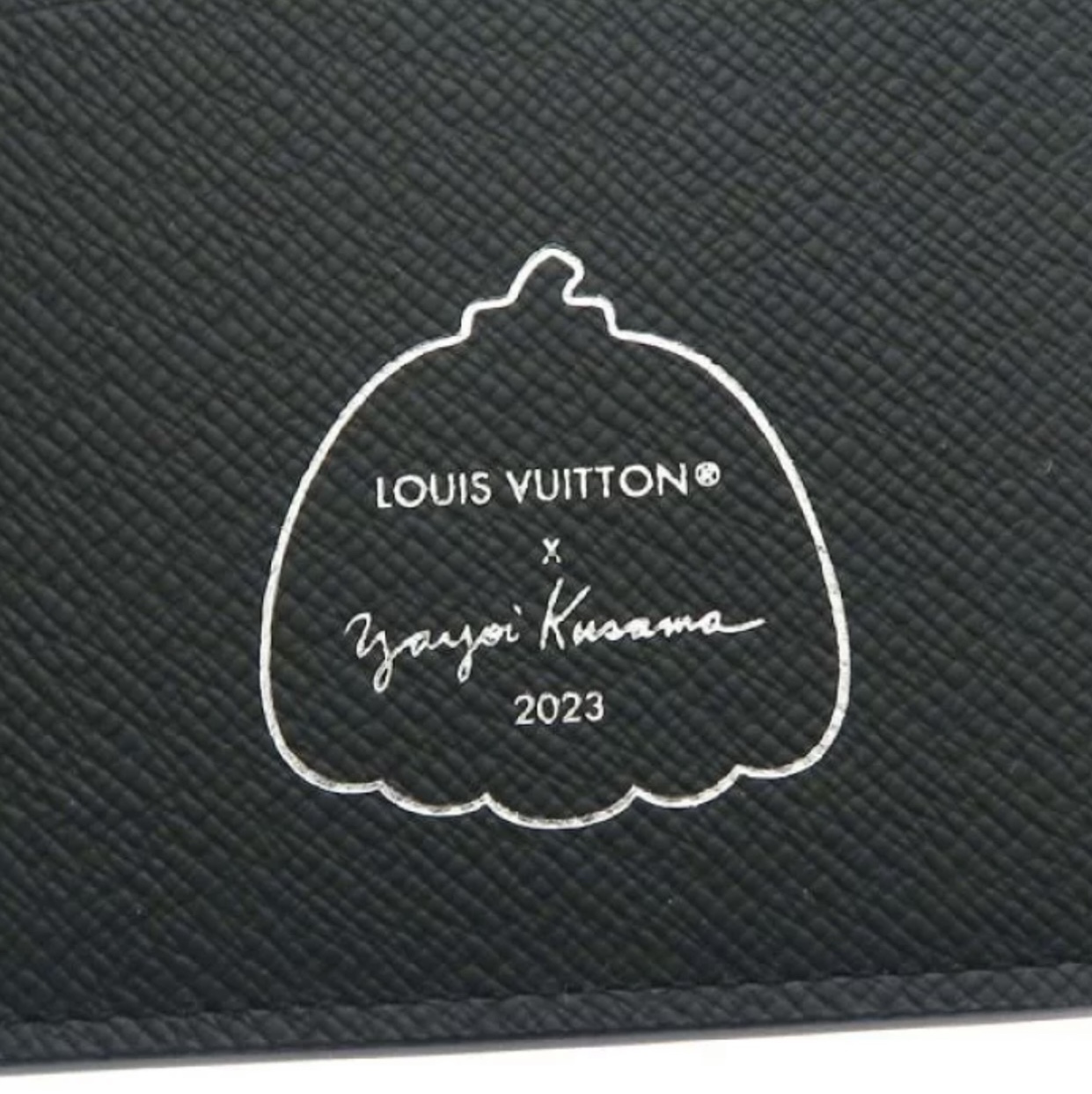 Louis Vuitton x YK Brazza Wallet Black Silver 착용 스타일