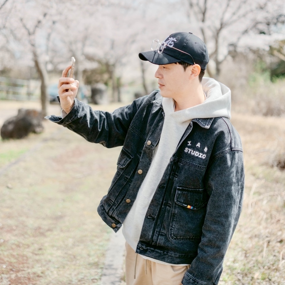 Darkr8m Studio x Tanaka Flowering Cap Black, IAB Studio x Lee Denim Jacket Black 착용 스타일 - 3