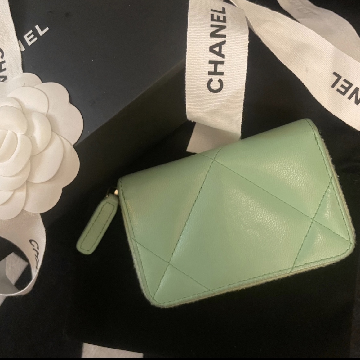 Chanel 19 Zipped Coin Purse Lambskin & Gold Black 착용 스타일 - 2