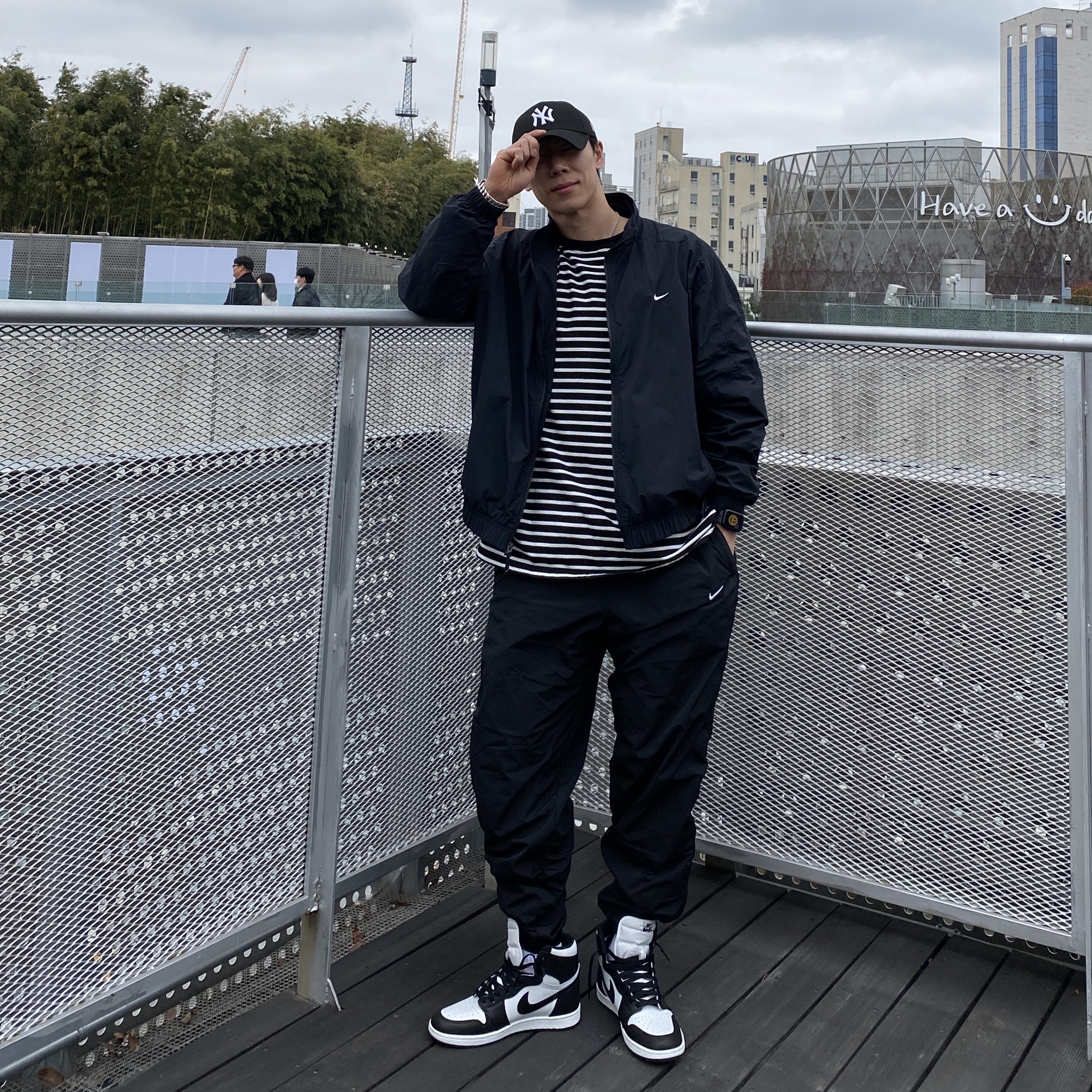 Jordan 1 High 85 Black White, Nike NRG Solo Swoosh Woven Track Jacket Black - Asia 착용 스타일 - 2