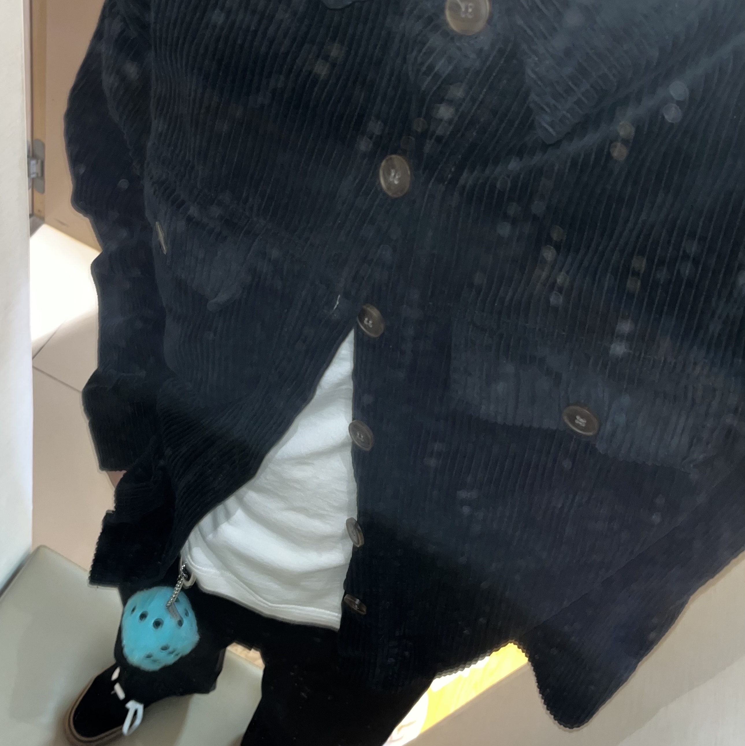 Stussy Fuzzy Dice Keychain Teal 착용 스타일 - 2