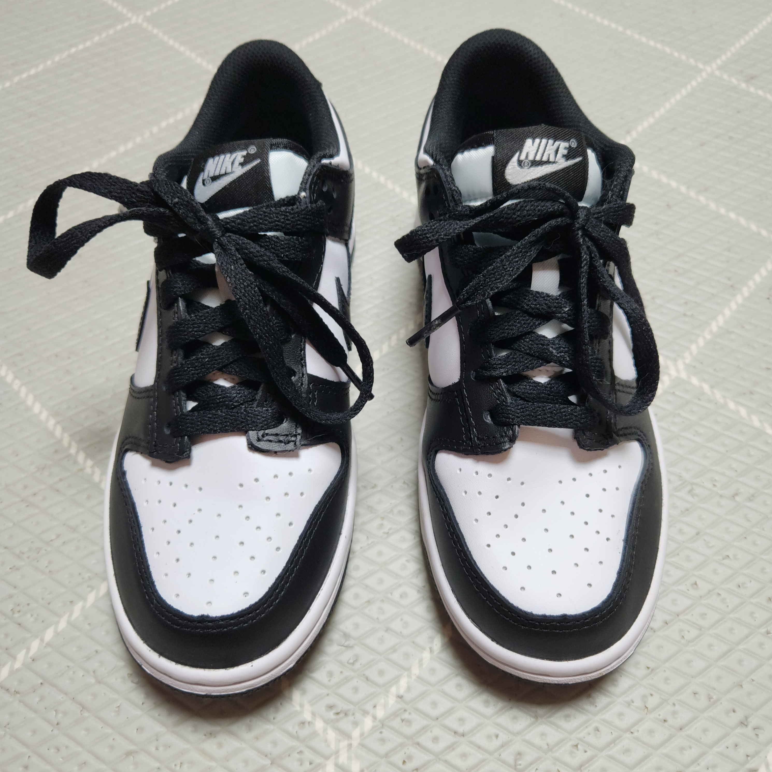 (GS) Nike Dunk Low Black 착용 스타일 - 1