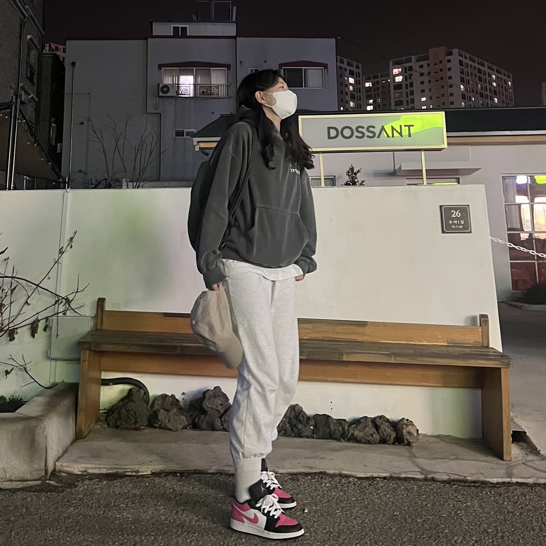 IAB Studio Pigment Hoodie & Sack Black, (GS) Jordan 1 Low Pinksicle 착용 스타일