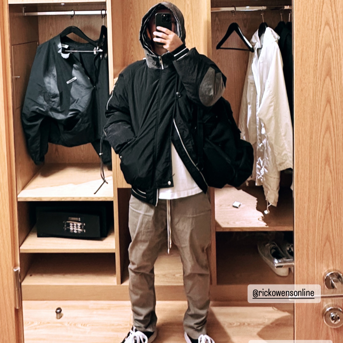 Palace P-2B Short Parka Black - 21FW, Maison Mihara Yasuhiro Baker OG Sole Canvas Low Cut Sneakers Black 착용 스타일