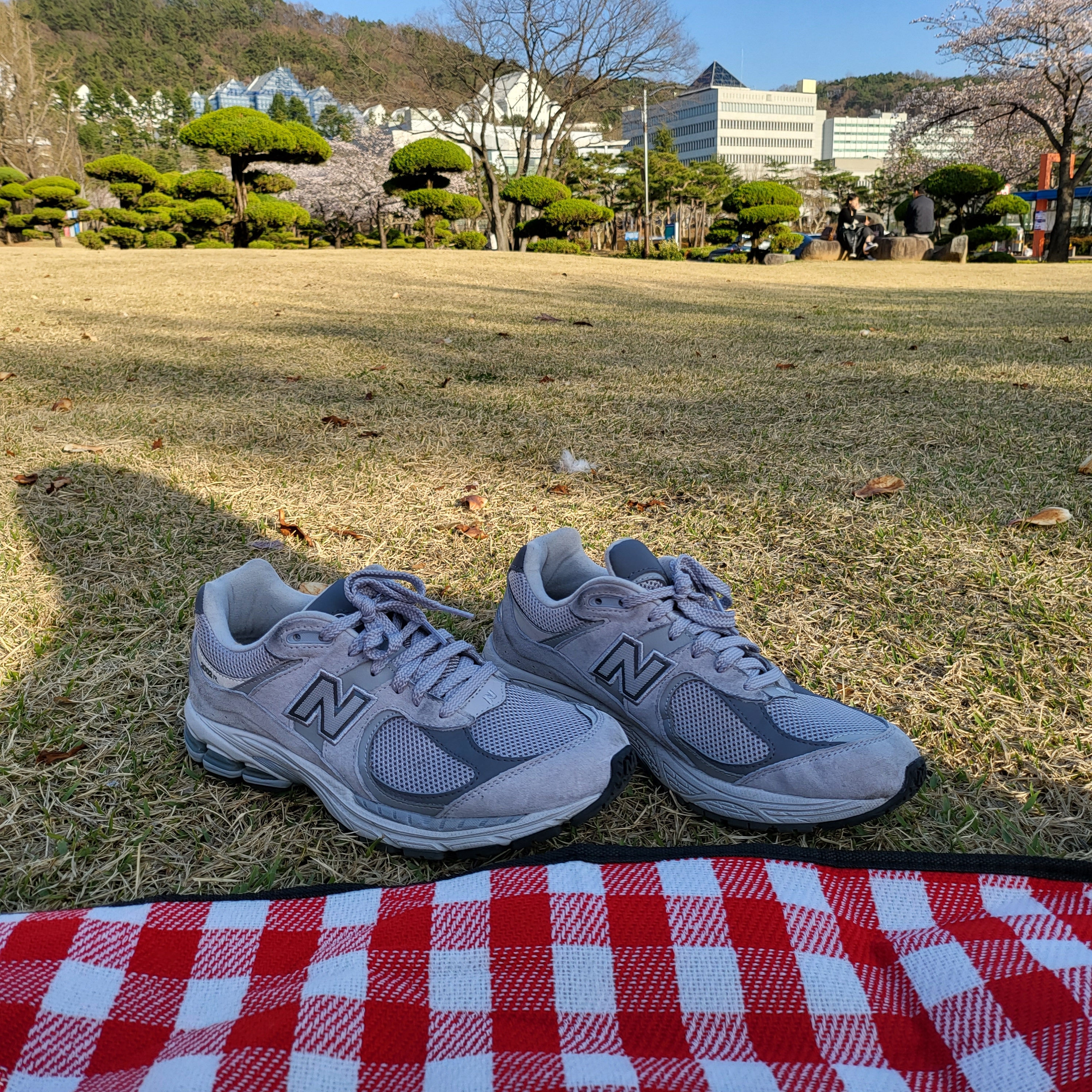New Balance 2002R T2 Gray 착용 스타일