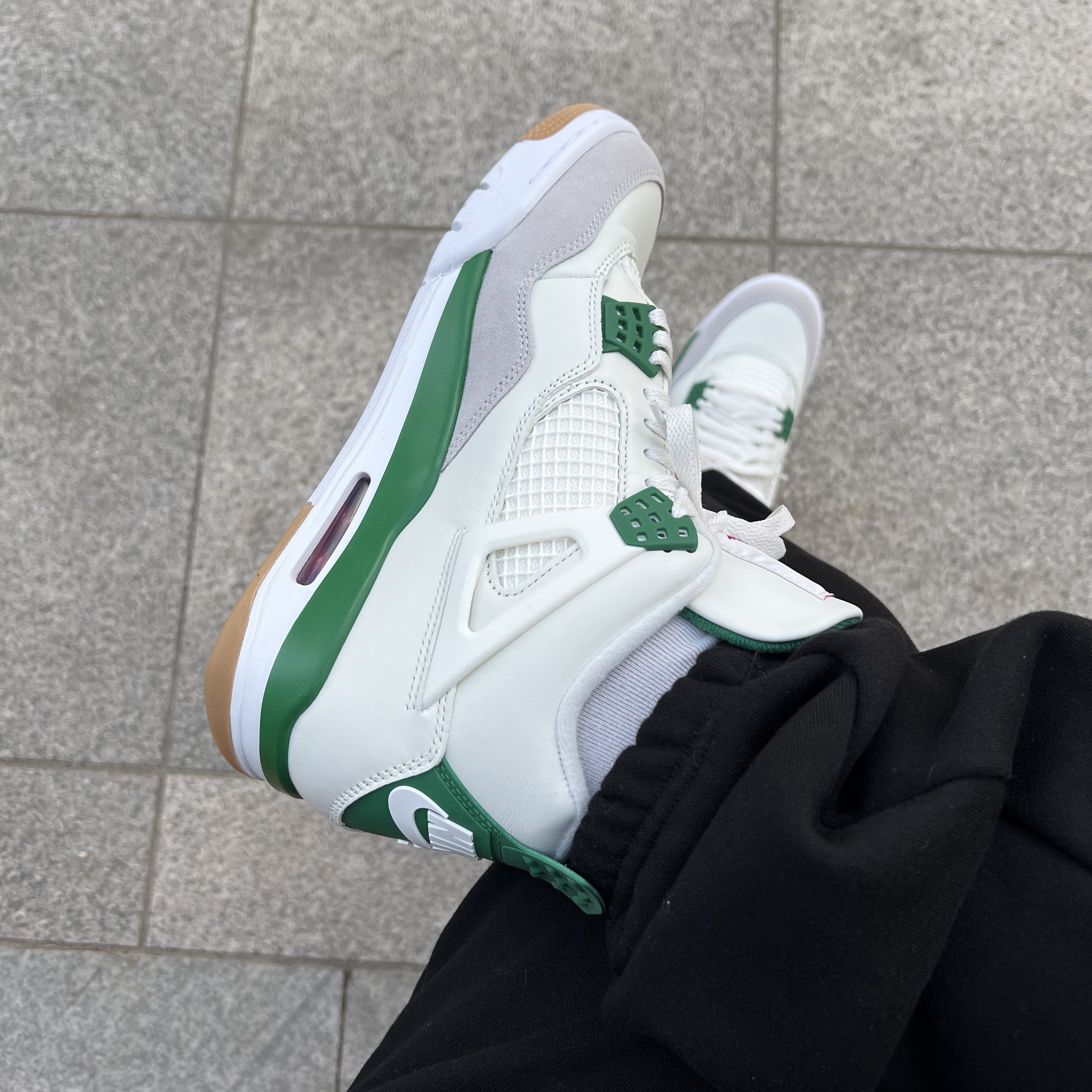 Jordan 4 x Nike SB Retro SP Pine Green 착용 스타일 - 1