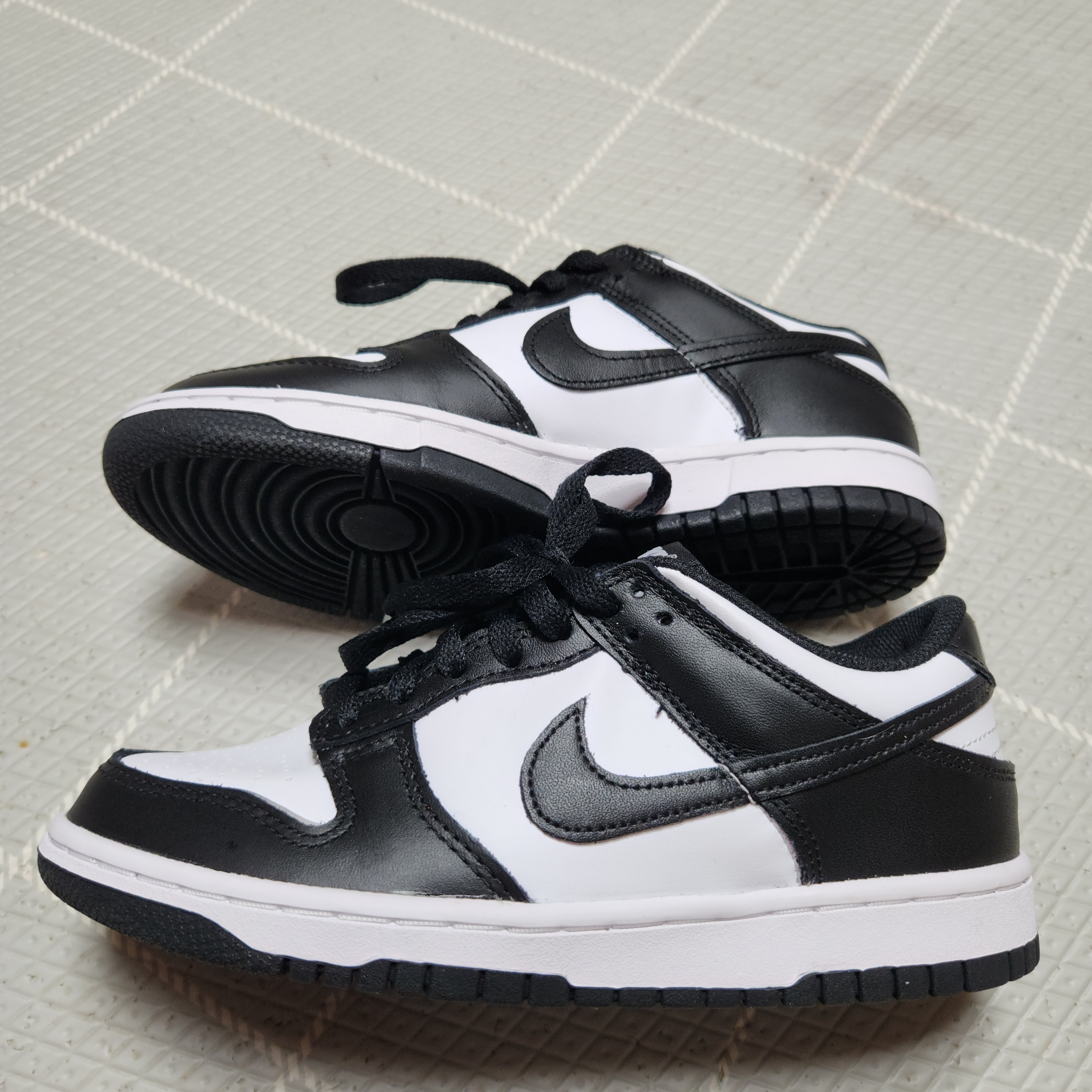 (GS) Nike Dunk Low Black 착용 스타일 - 3