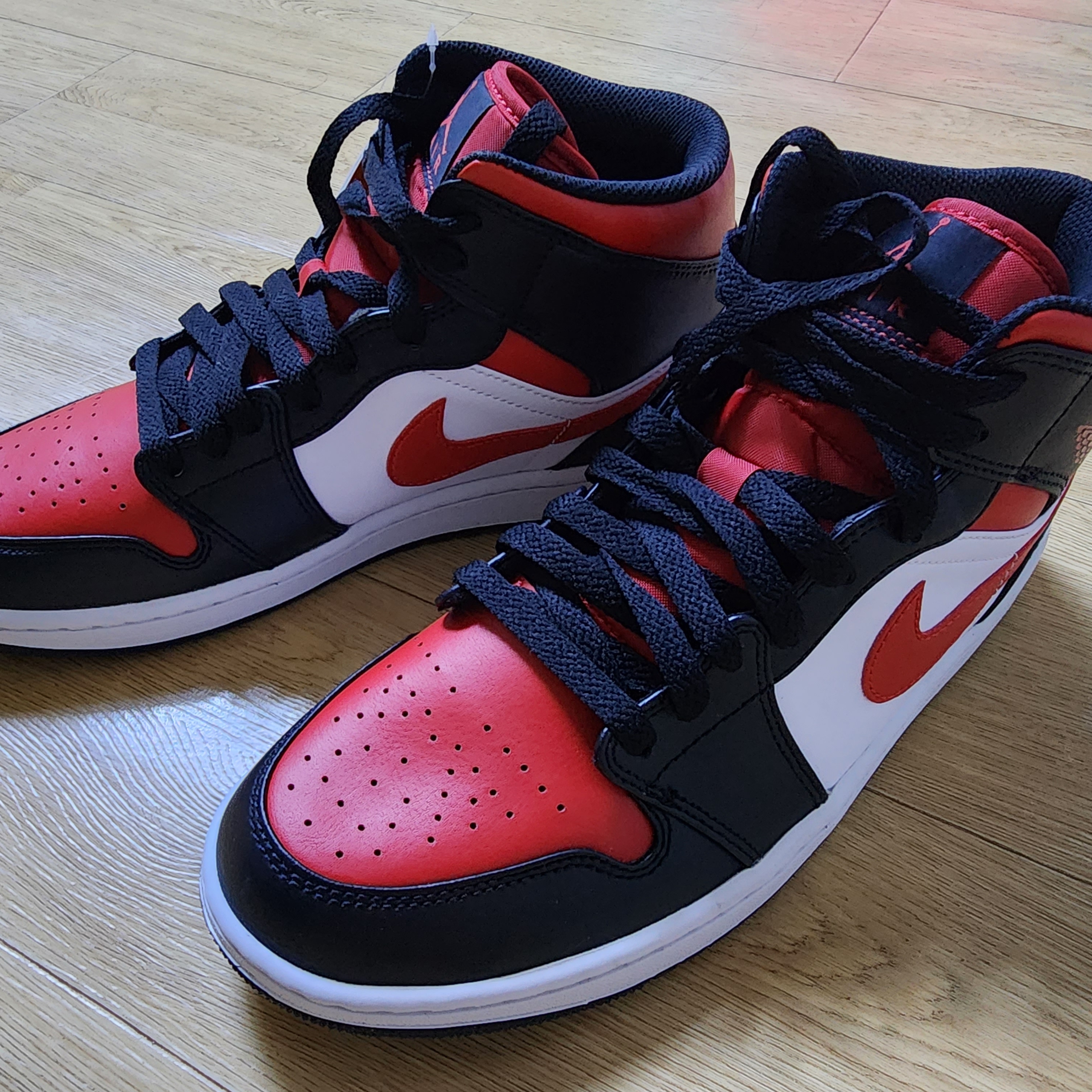 Jordan 1 Mid Black Fire Red 착용 스타일 - 3