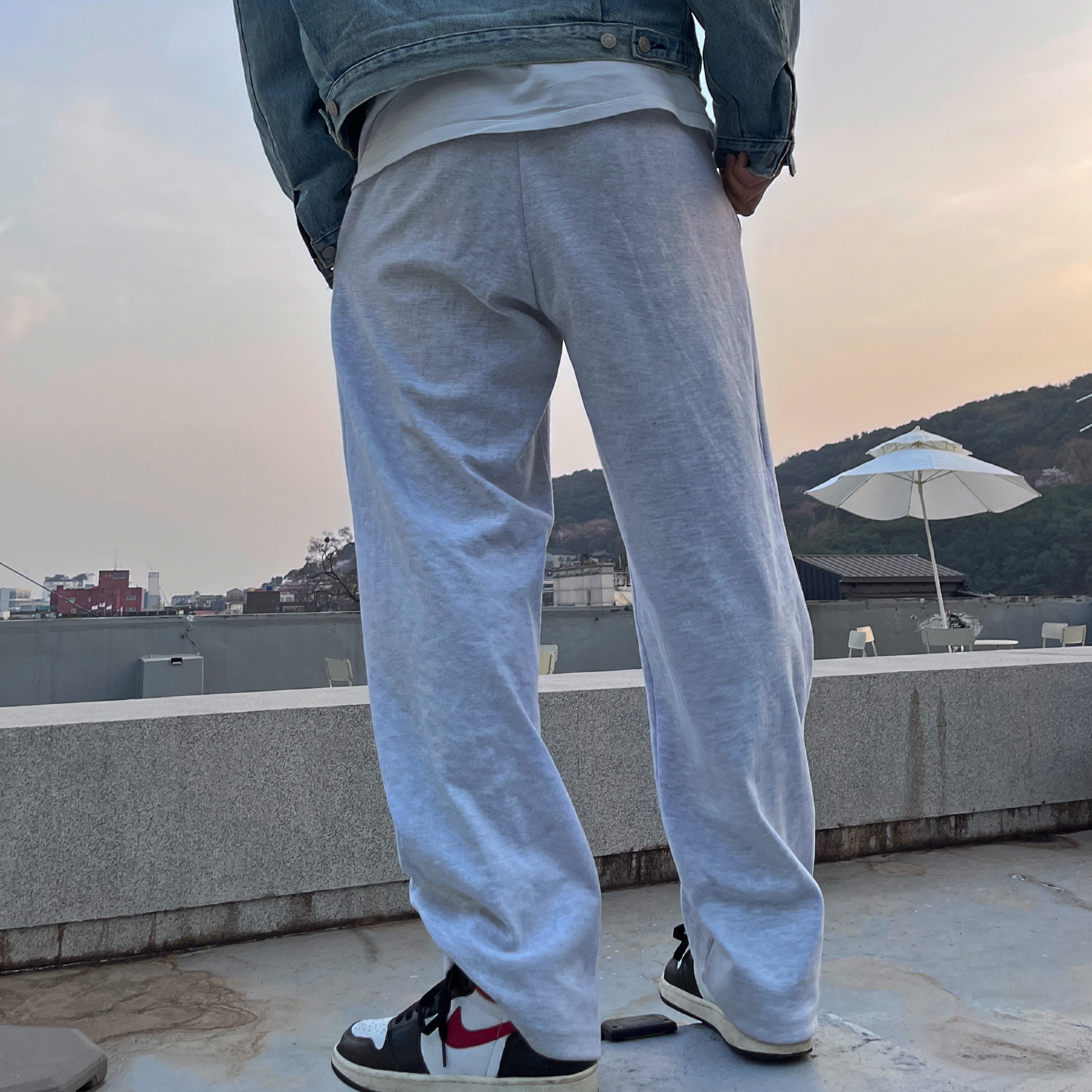 Stussy x Levi's Embossed Trucker Jacket Indigo, Jordan 1 Retro High OG Gym Red 착용 스타일 - 2