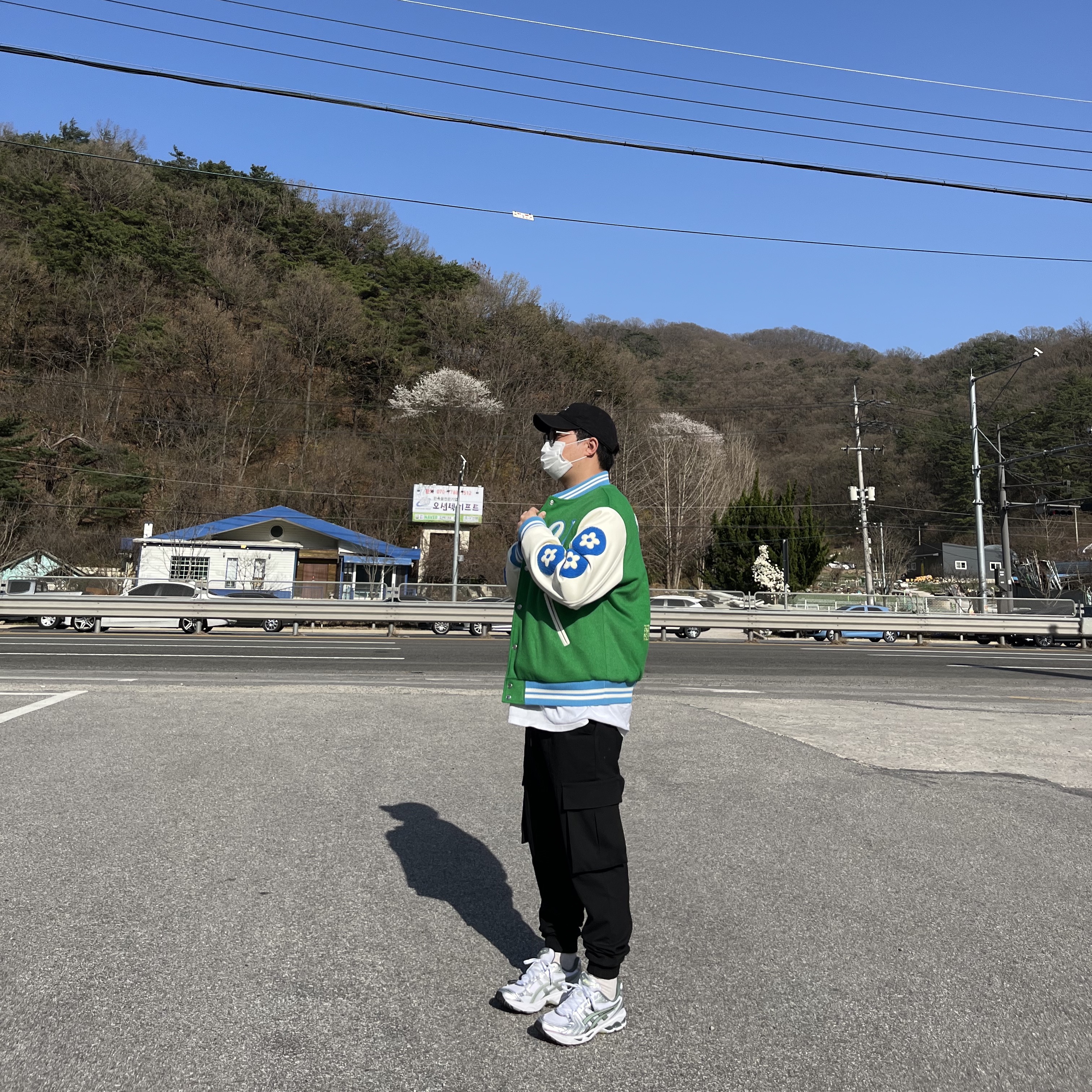 Vandy The Pink Lemonade Varsity Jacket, Juun.J Cone Denim Track Jogger Pants Black 착용 스타일