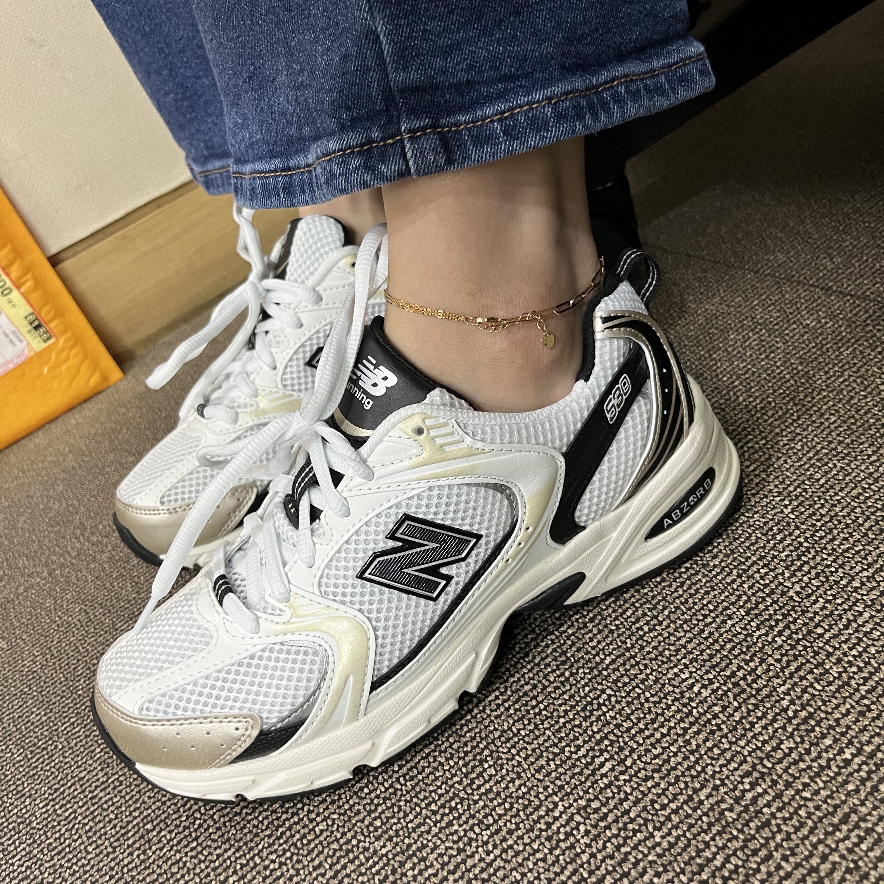 New Balance 530 White Gold 착용 스타일 - 2