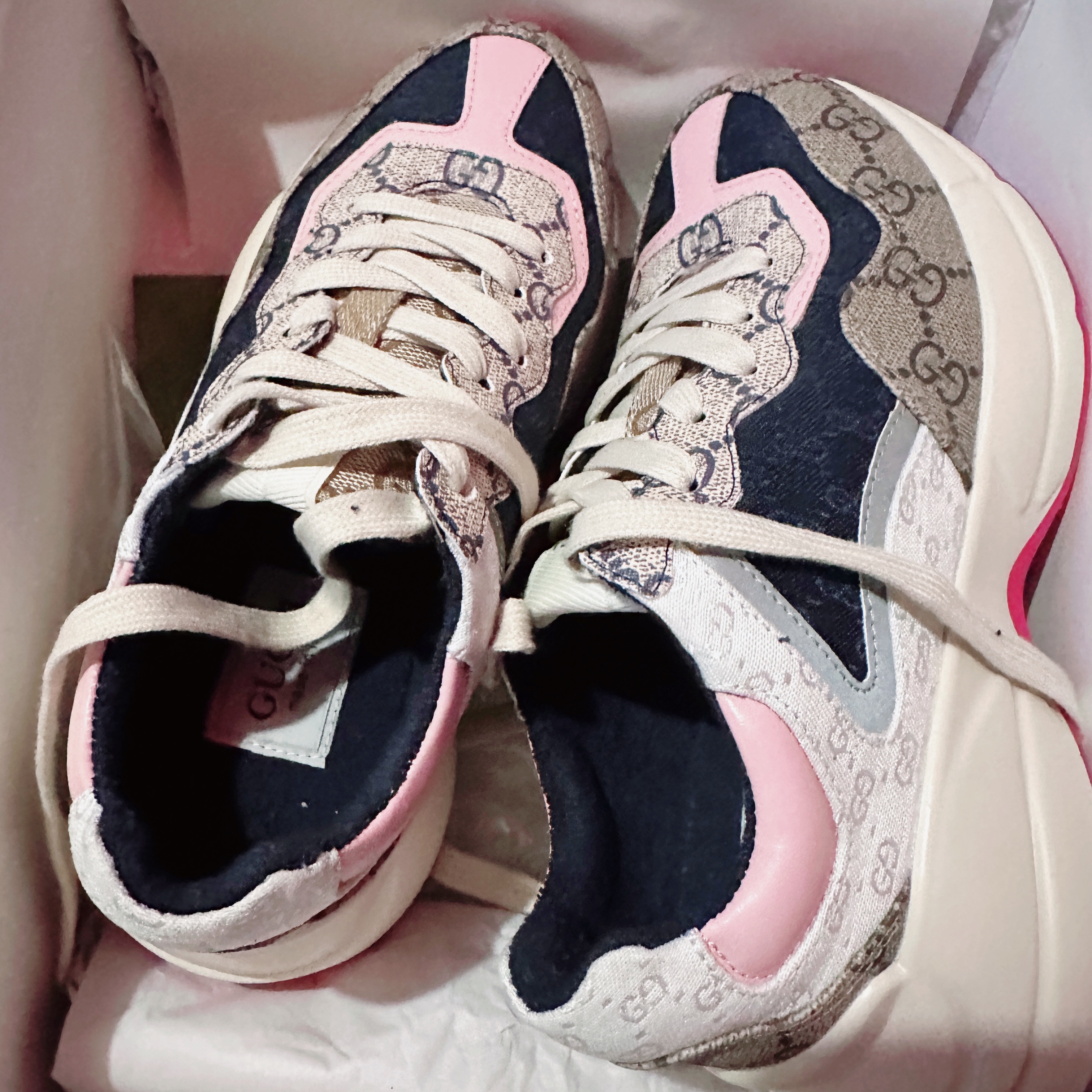 (W) Gucci GG Rhyton Beige Sneakers Ebony Blue 착용 스타일