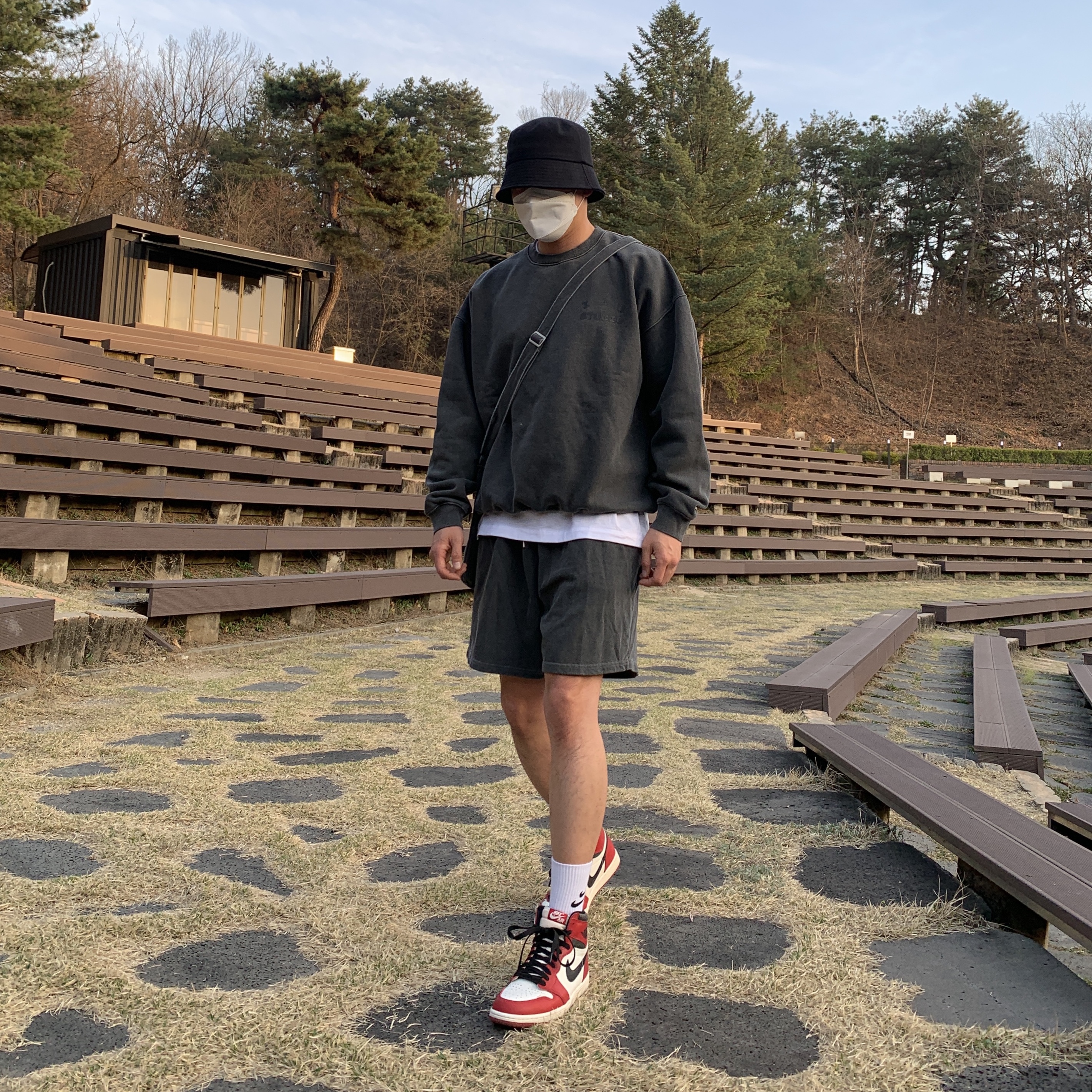 IAB Studio Pigment Sweatshirt & Mini Bag Black, Jordan 1 Retro High OG Chicago 2022 착용 스타일 - 2