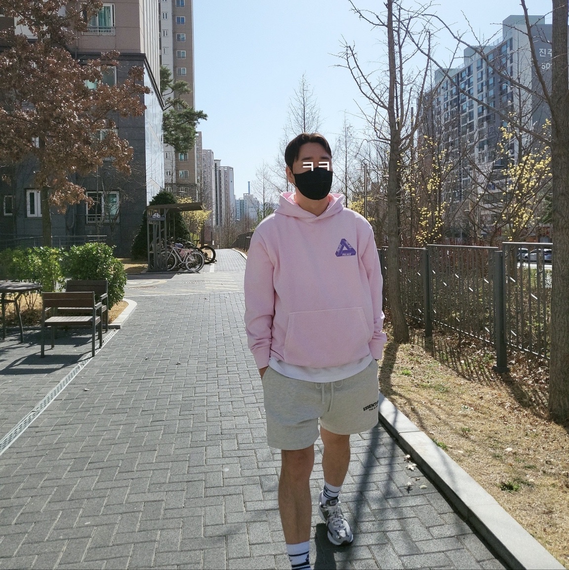 Palace Reacto Tri-Ferg Hood Pink - 23SS, Essentials The Core Collection Sweatshorts Light Oatmeal 착용 스타일 - 1