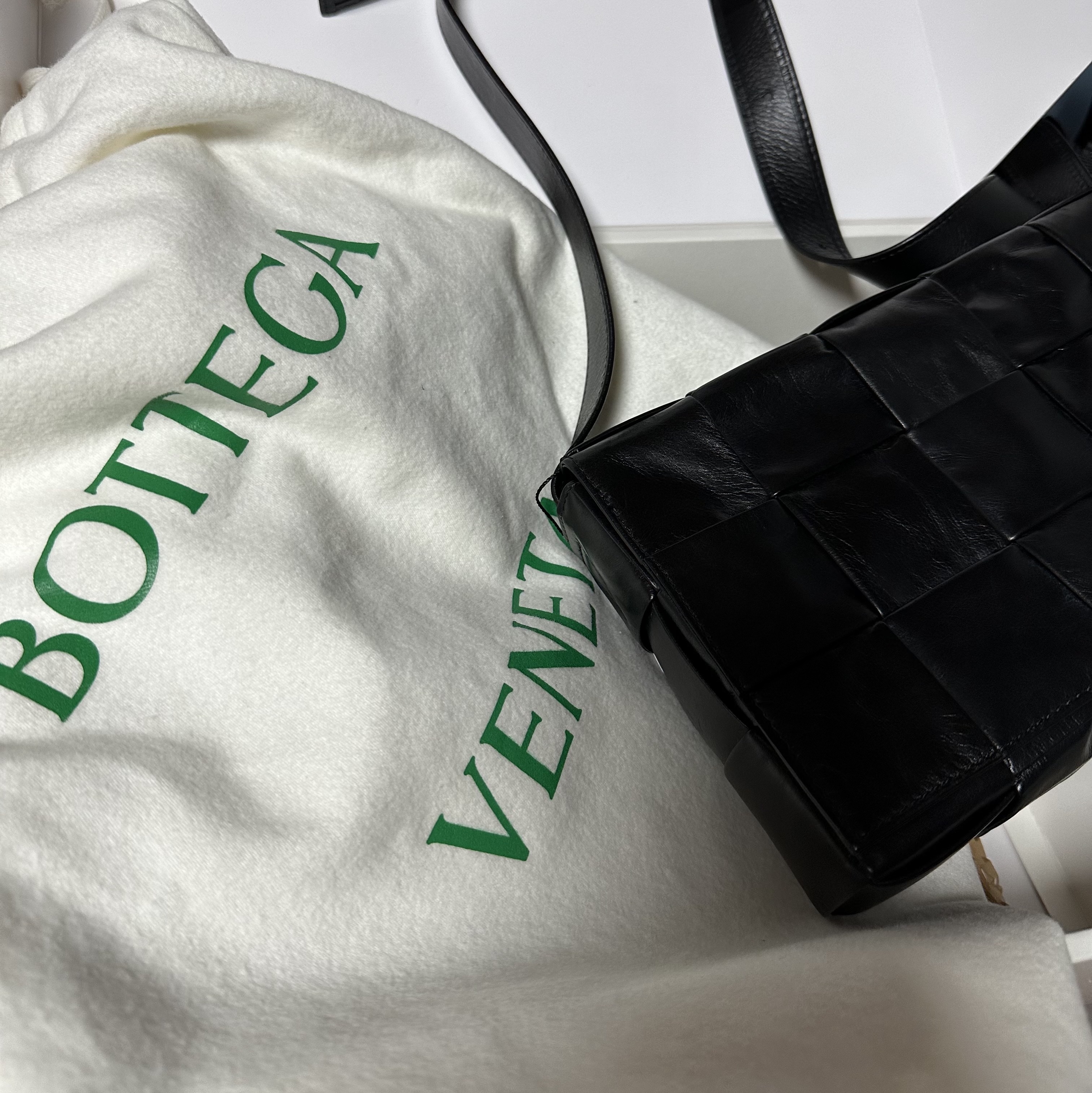 Bottega Veneta Leather Cassette Black 착용 스타일